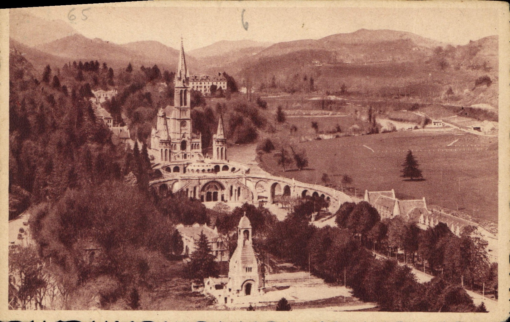 CPA Lourdes La Basilique et le Monument Interallie vus du Chateau Fort 