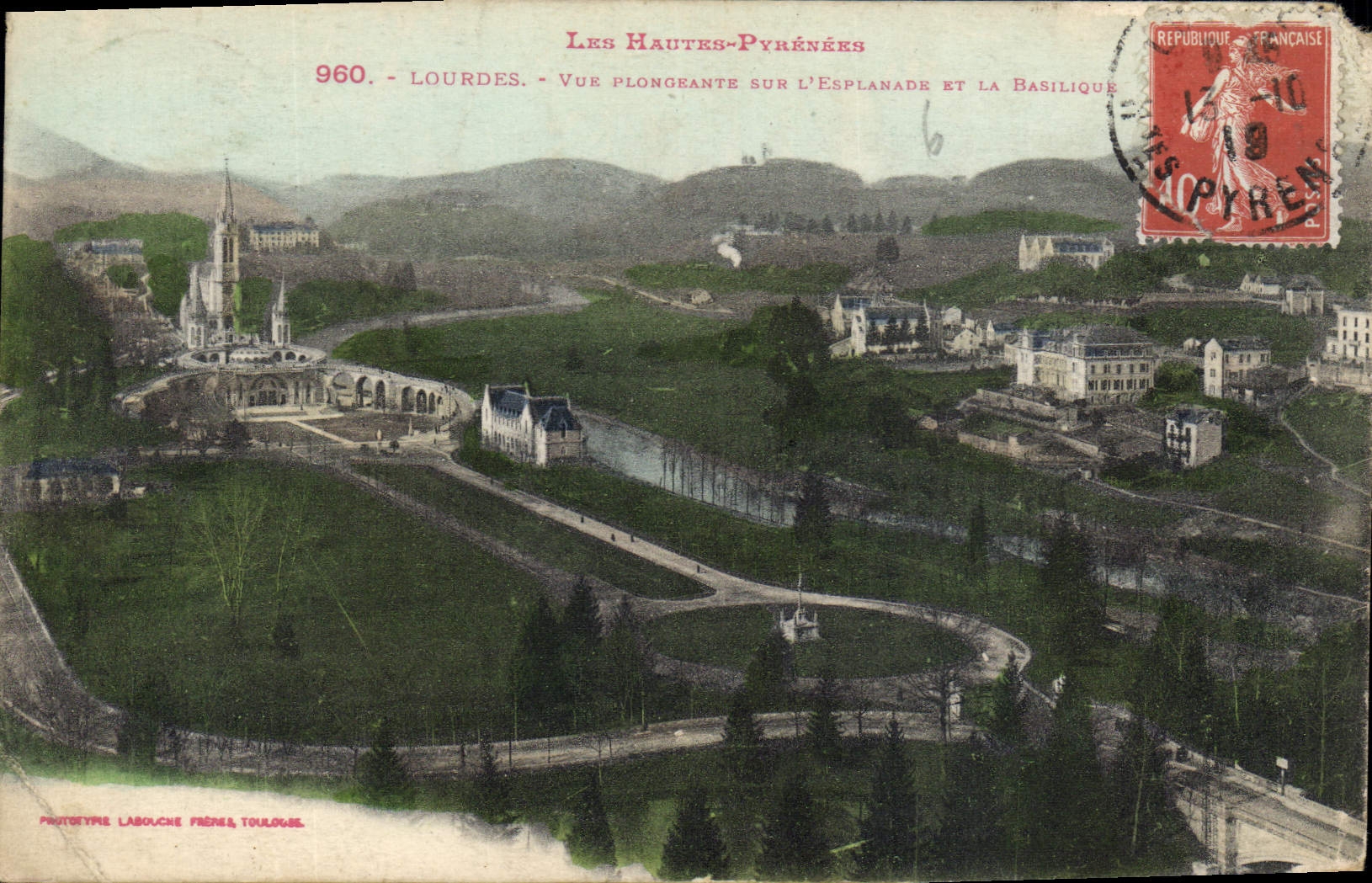 CPA Lourdes Vue plongeante sur l'Esplanade et la Basilique