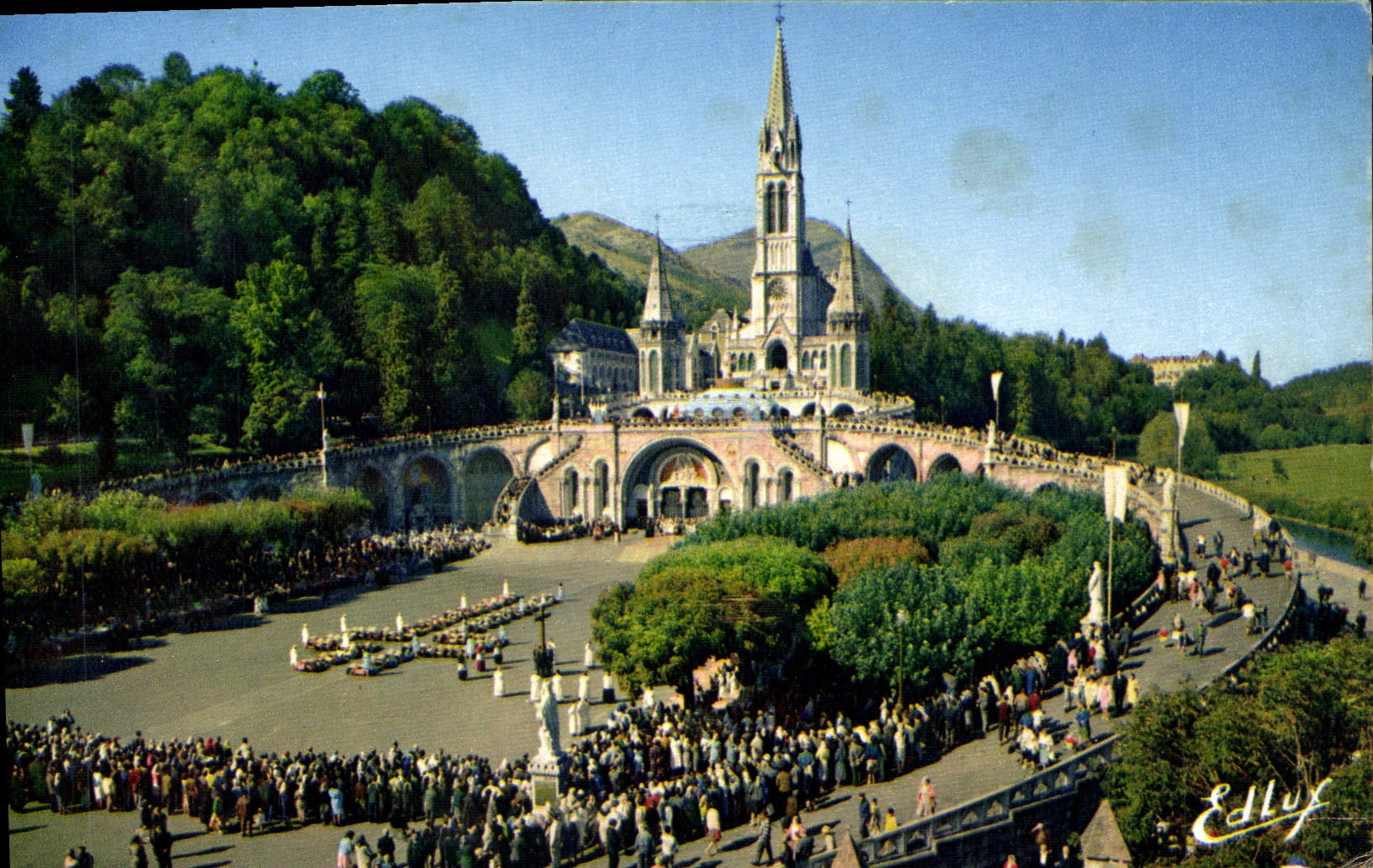 CPA Lourdes La Basilique et le Pic du Jer 