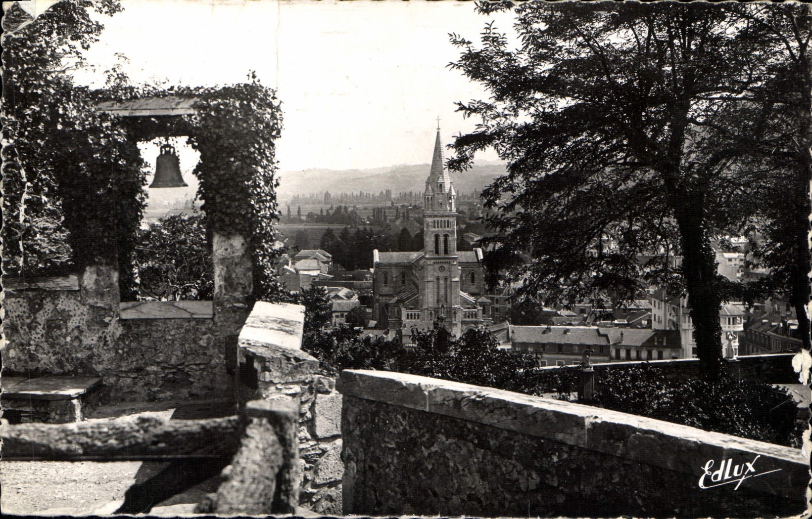 CPA Lourdes La Basilique et la Montagne du Calvaire 