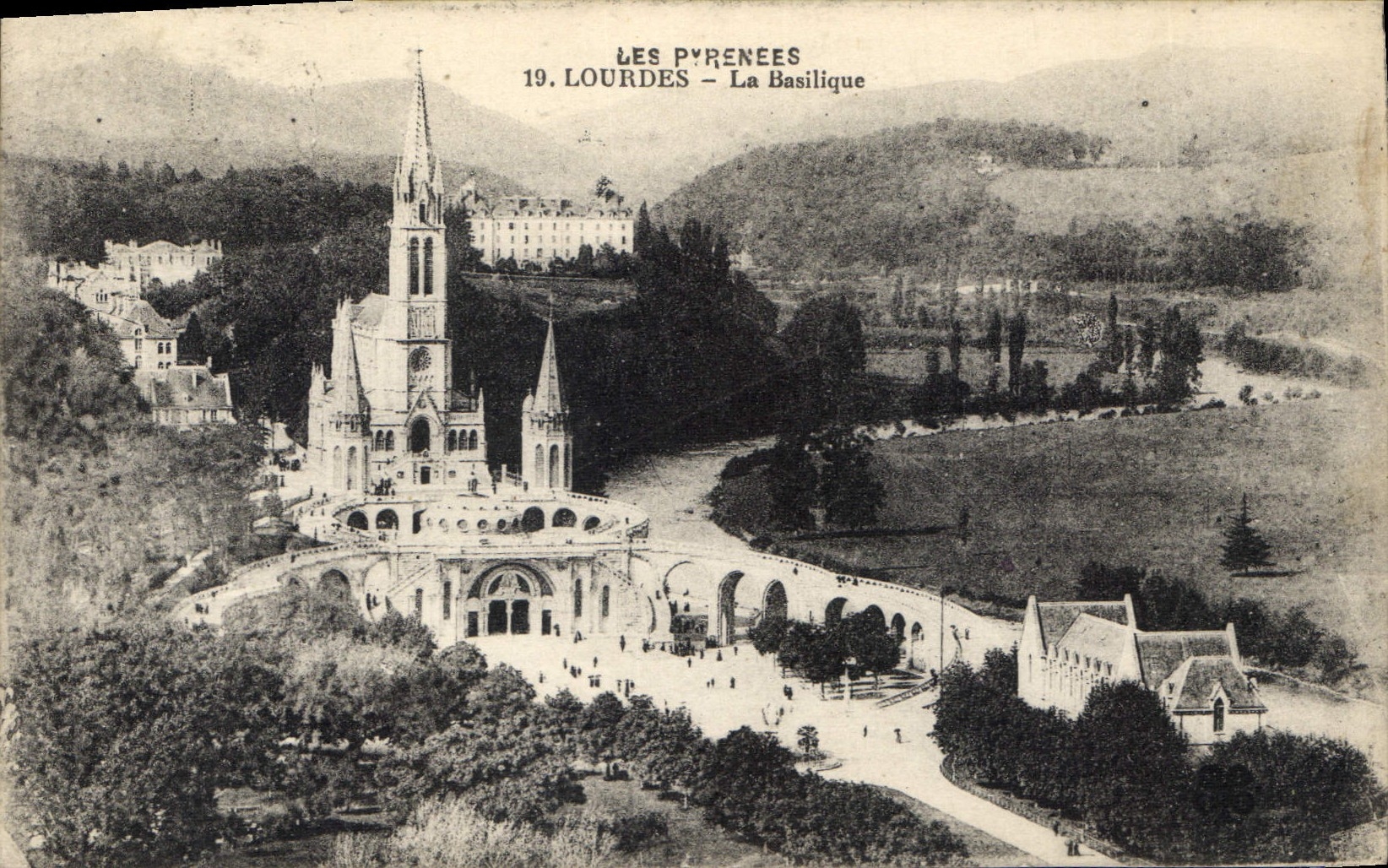 CPA Lourdes Vierge de l'Esplanade 
