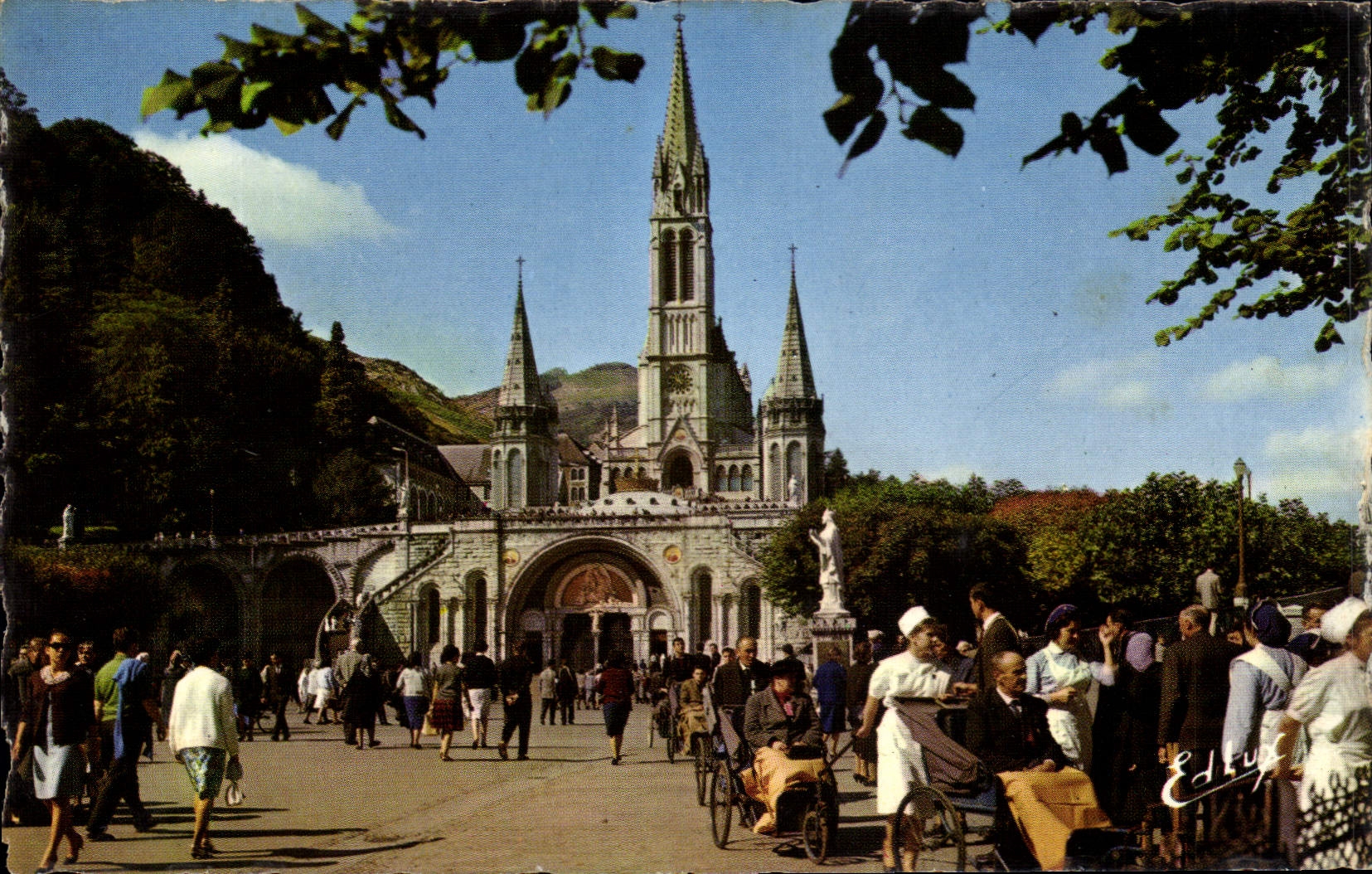 CPA Lourdes HP Le Calvaire XI Station Jesus est attache a la Croix 