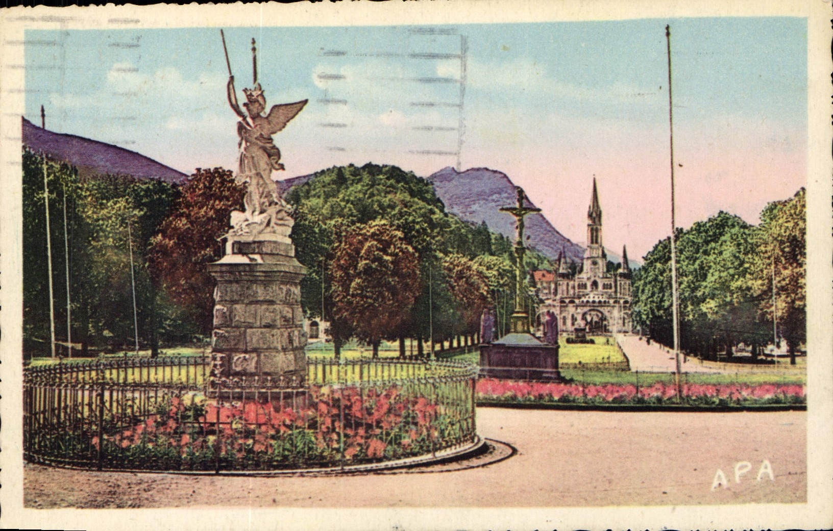 CPA Lourdes HP Ensemble de l'esplanade vue de St Michel 