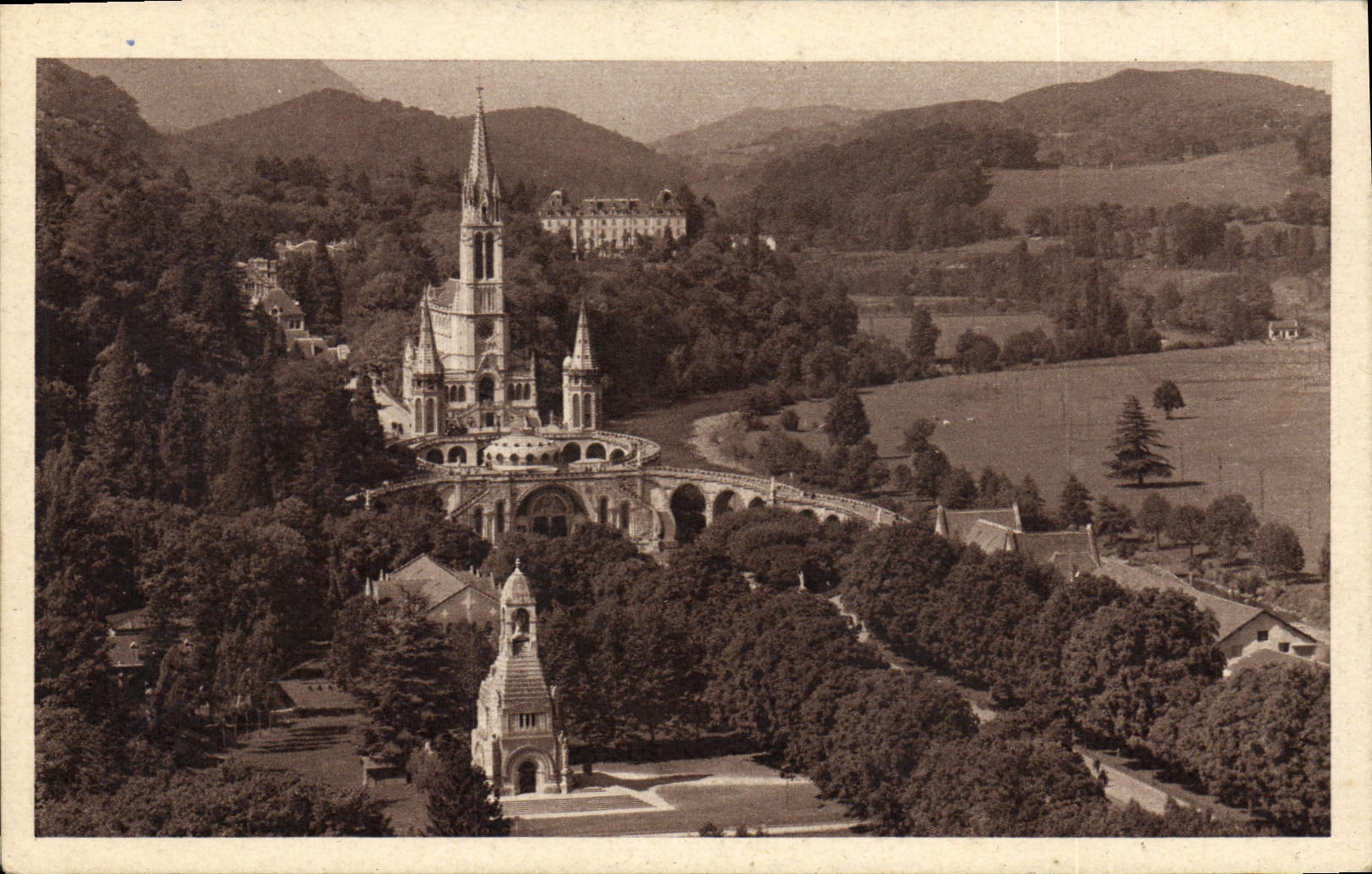 CPA Lourdes Le Monument aux Morts et la Basilique