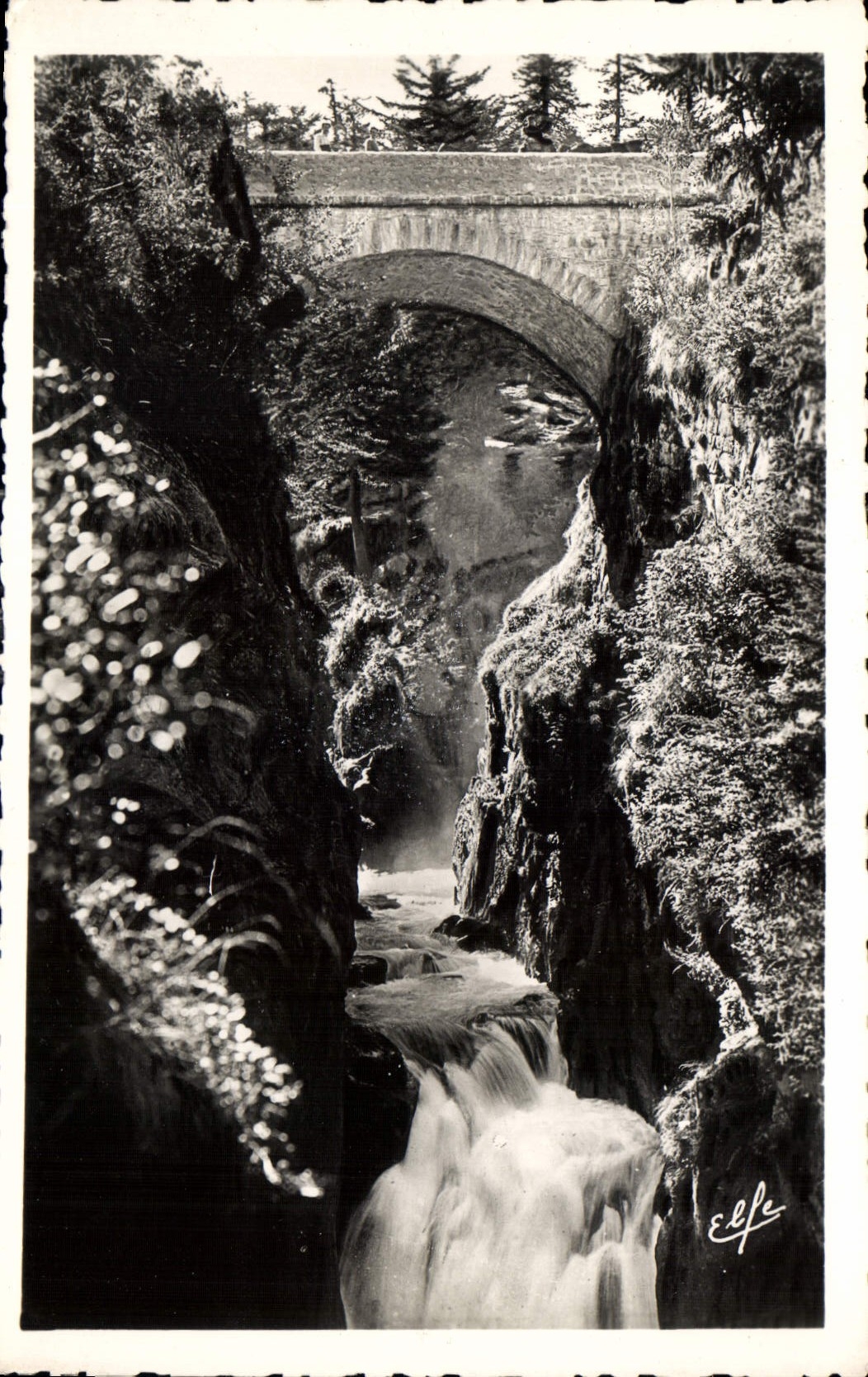 CPA Cauterets Hautes Pyrenees Gouffre du Pont d'Espagne 