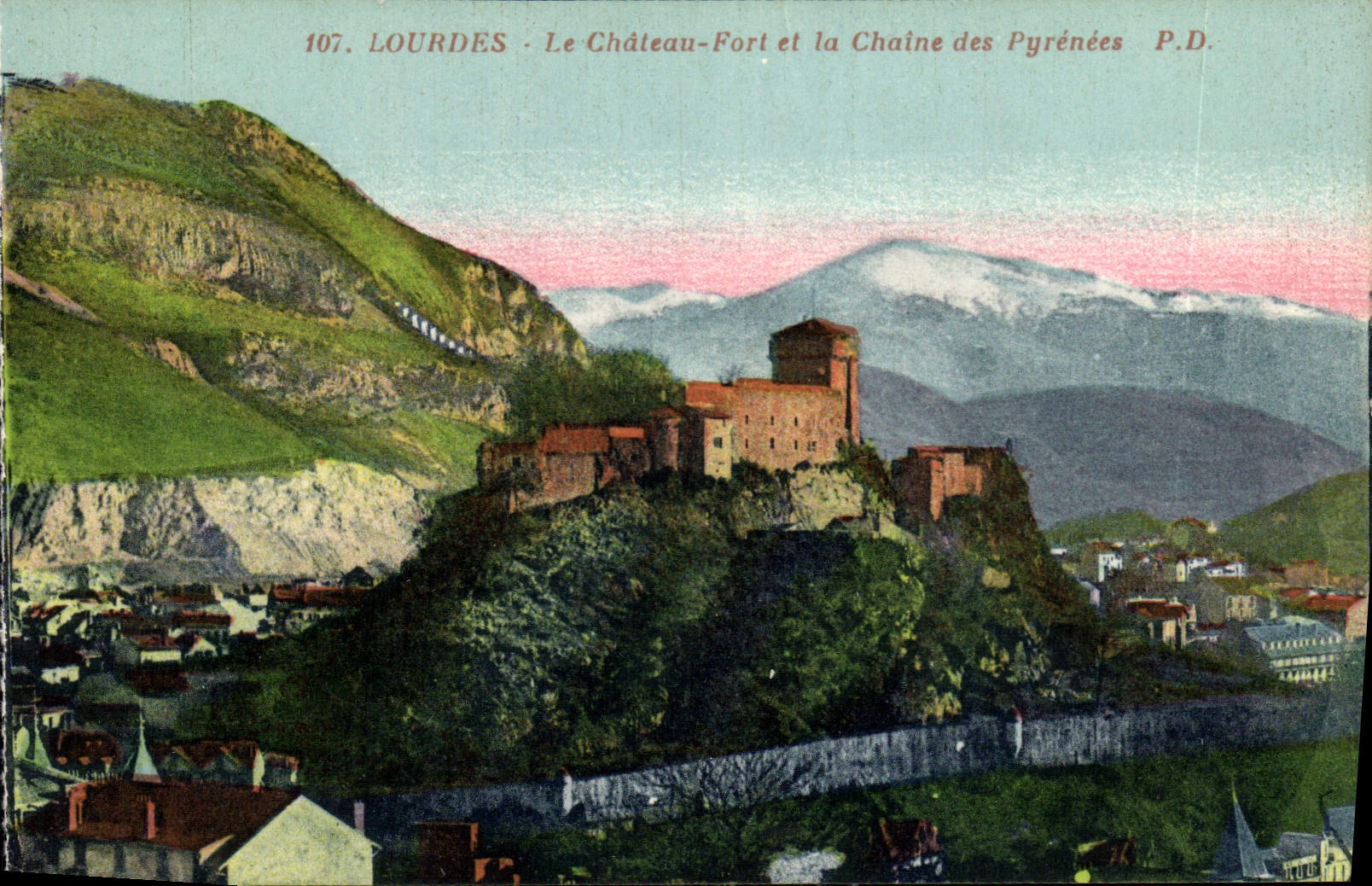 CPA Lourdes La Chateu Fort et la Chaine des Pyrenees 
