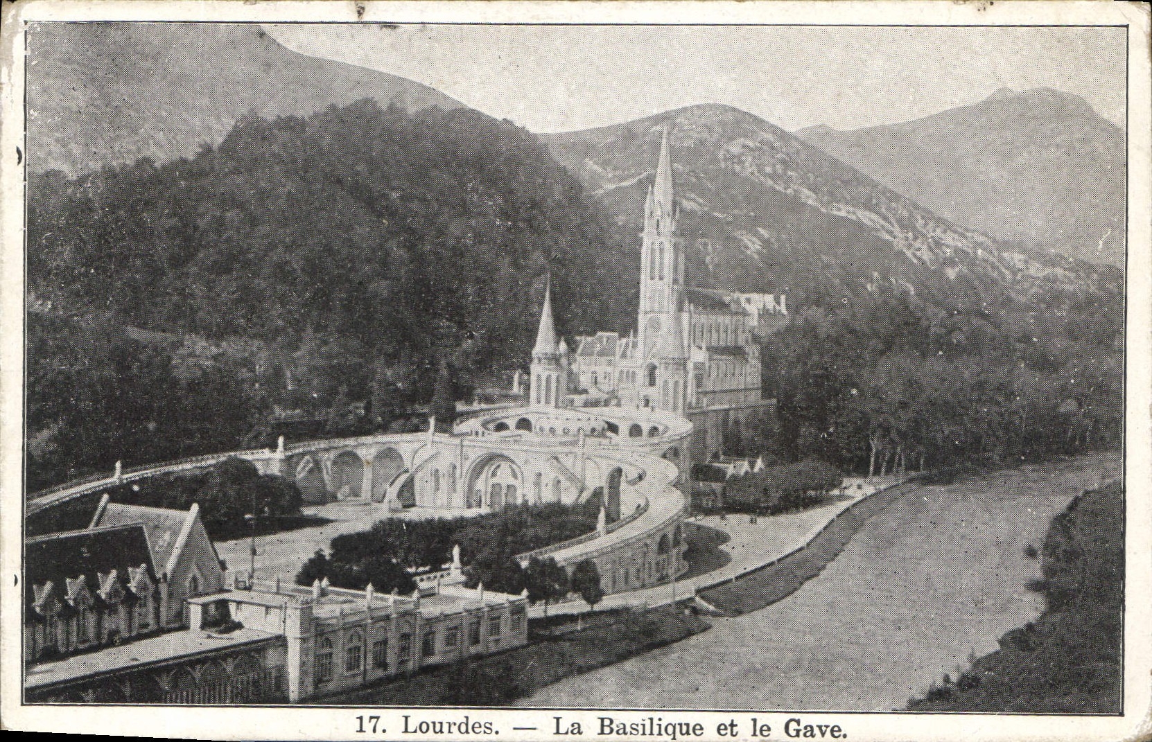 CPA Lourdes La Basilique et le Gave 