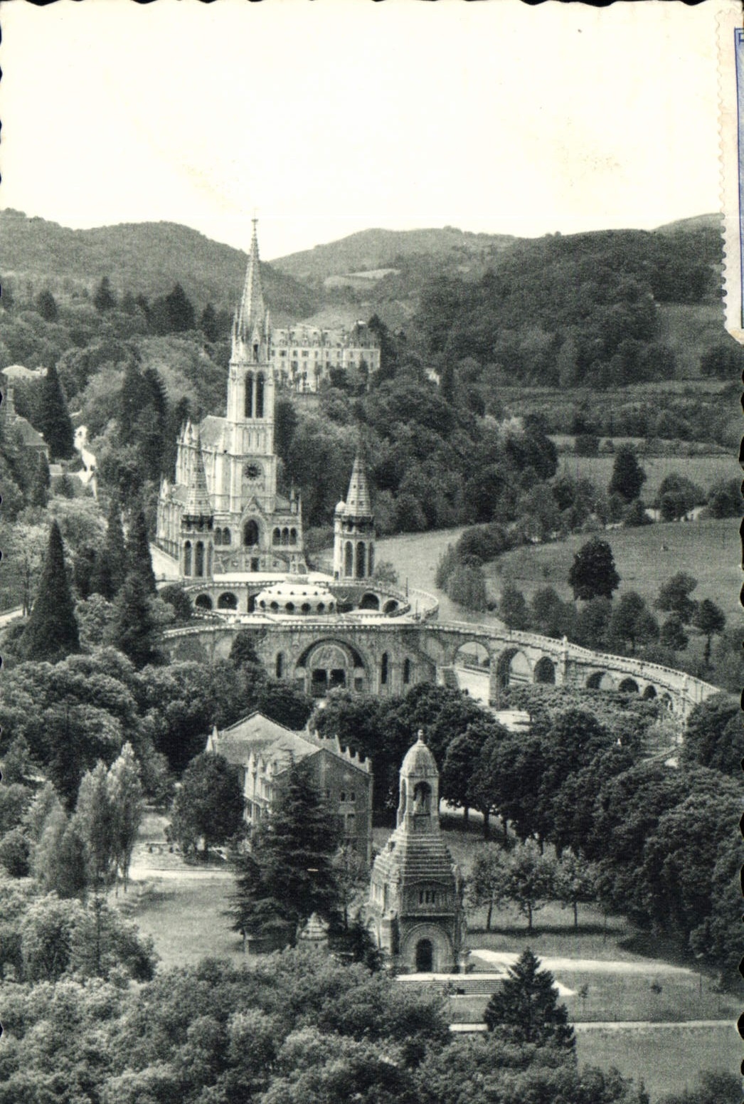 CPA Lourdes La Basilique et le Gave Monument Interallie 