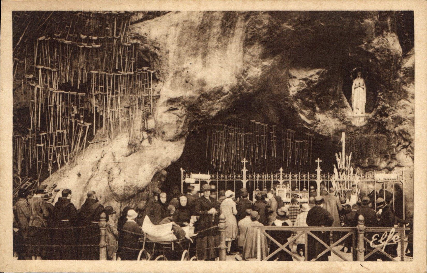 CPA Lourdes Interieur de la Grotte Miraculeuse 