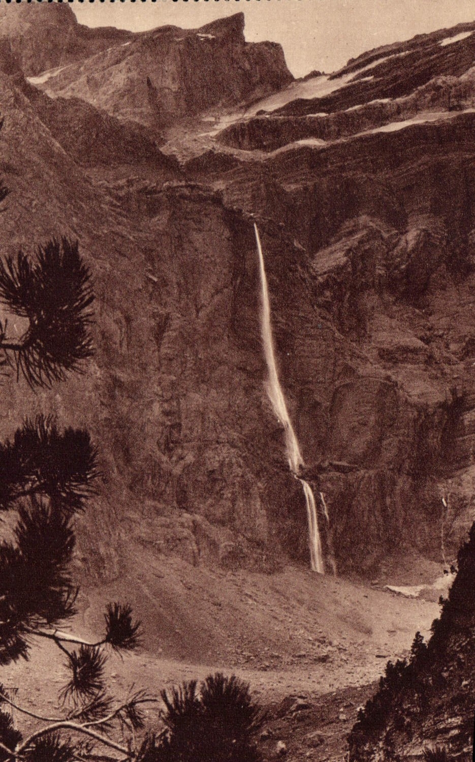 CPA Gavarnie HP Au cirque La Grande Cascade 