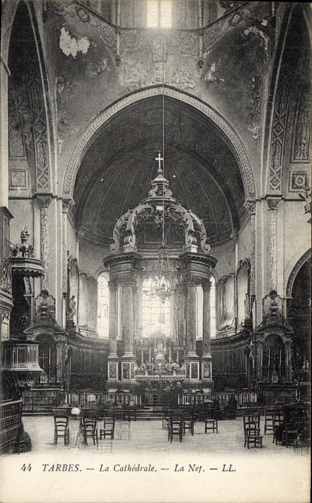 CPA Tarbes La Cathedrale La Nef 