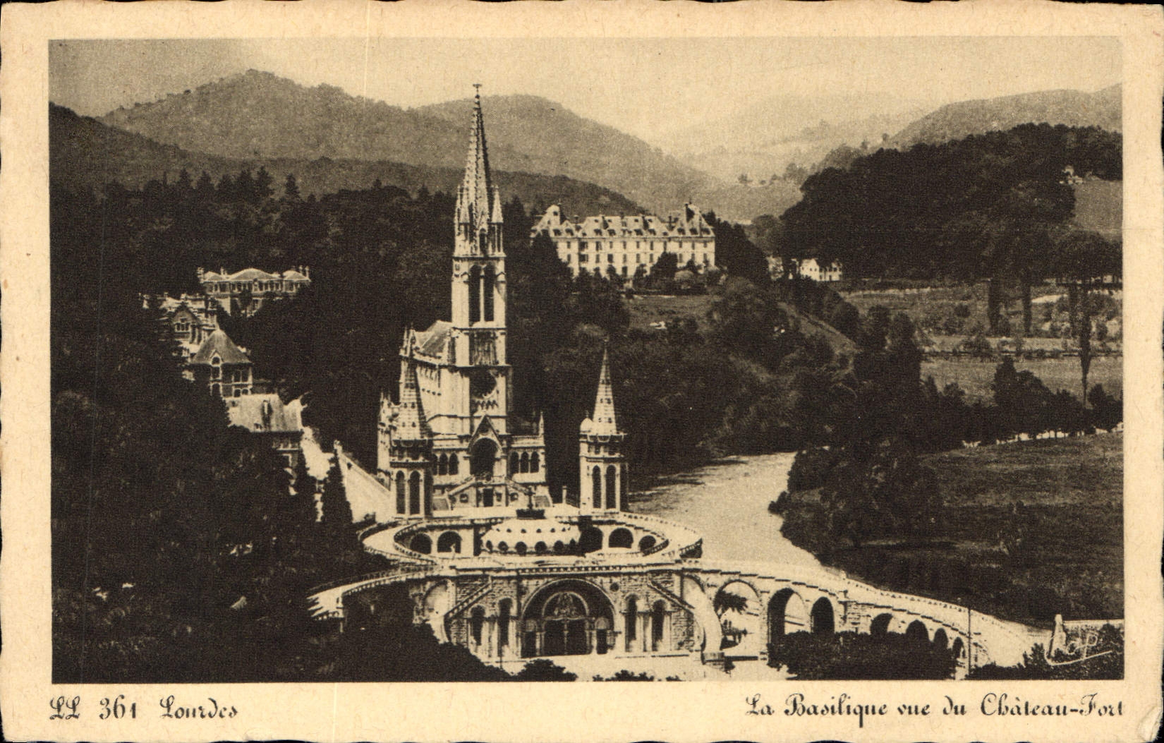 CPA Lourdes La Basilique vue du Chateau Fort 