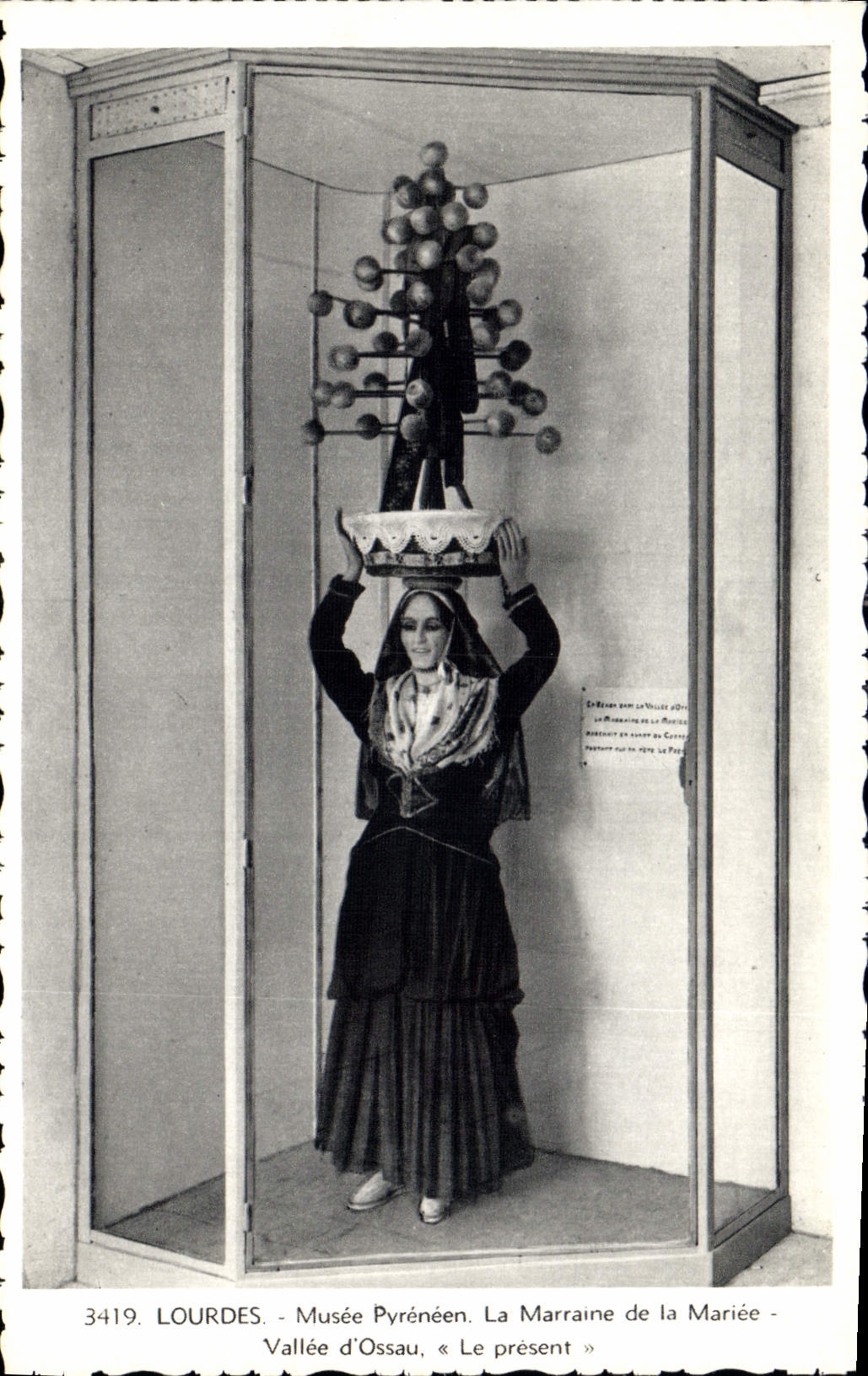 CPA Lourdes Musee Pyreneen La Marraine de la Mariee 