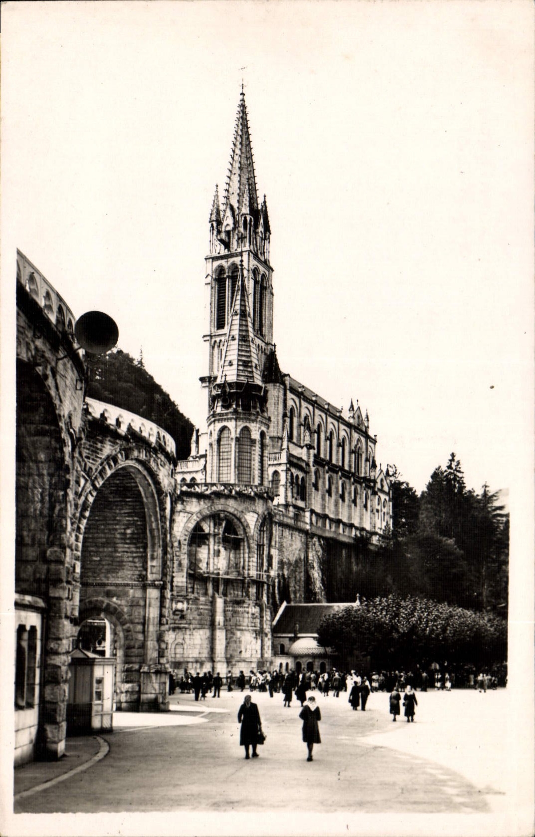 CPA Lourdes La Basilique et les Piscines