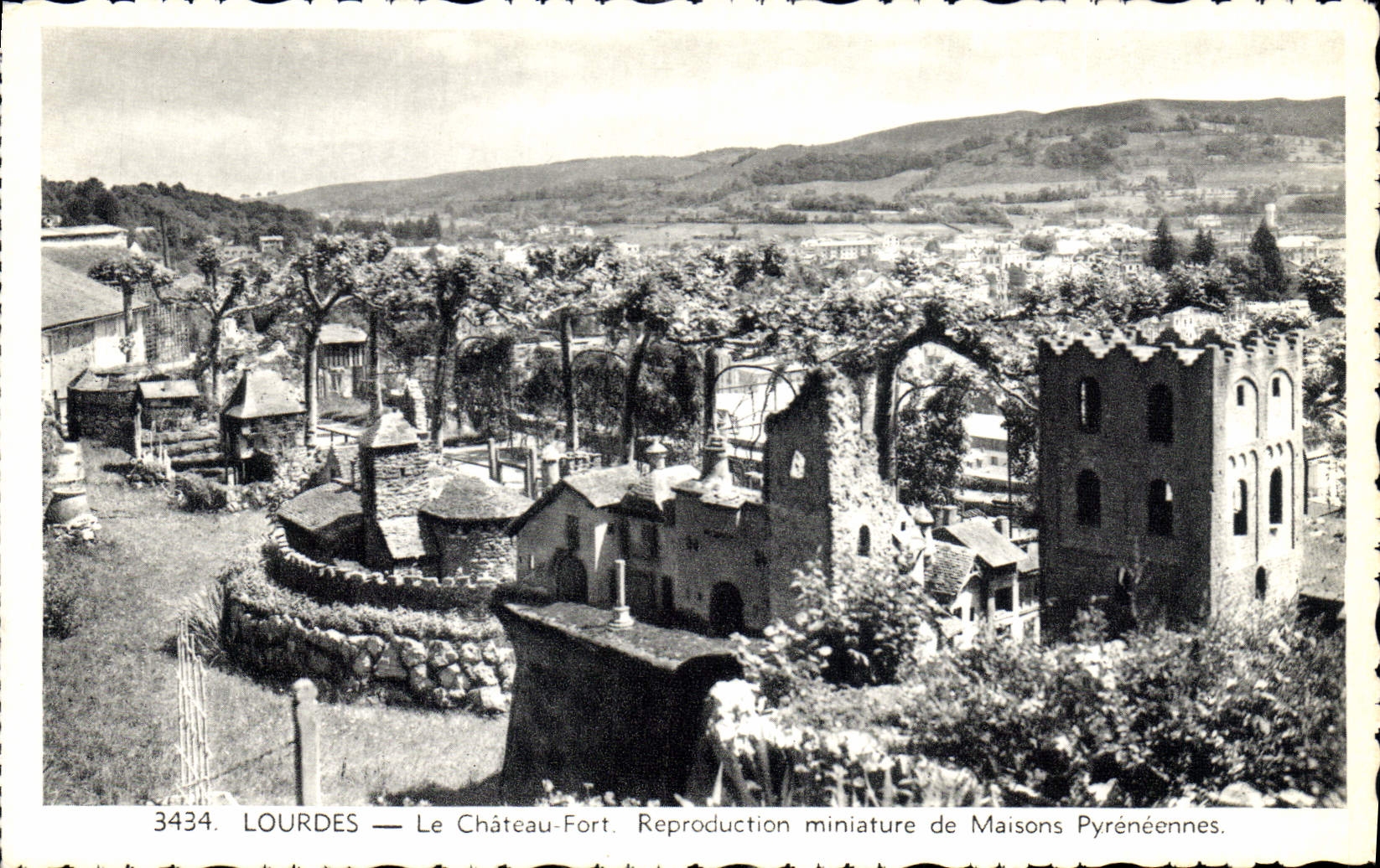 CPA Lourdes Le Chateau Fort Reproduction miniature de Maisons Pyreneennes 