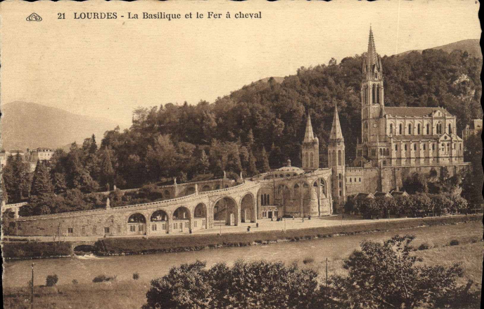 CPA Lourdes La Basilique et le Fer a cheval 