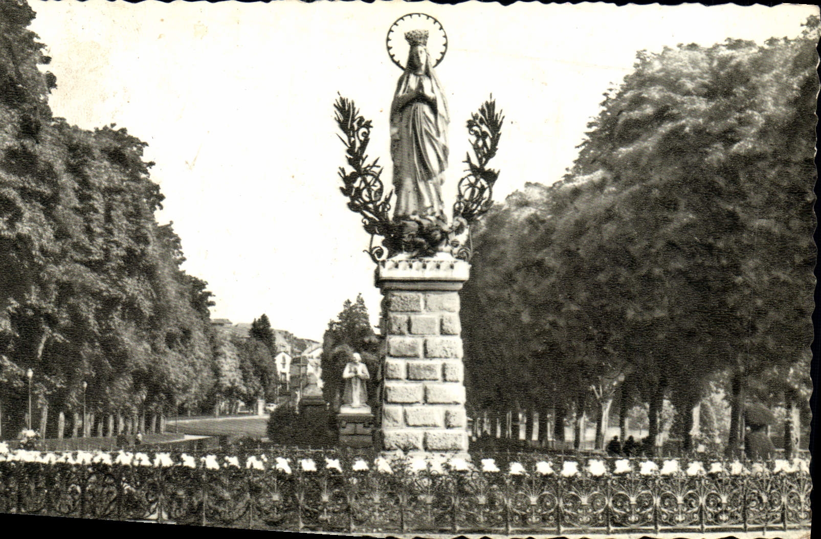 CPA Lourdes La Vierge Couronnee 