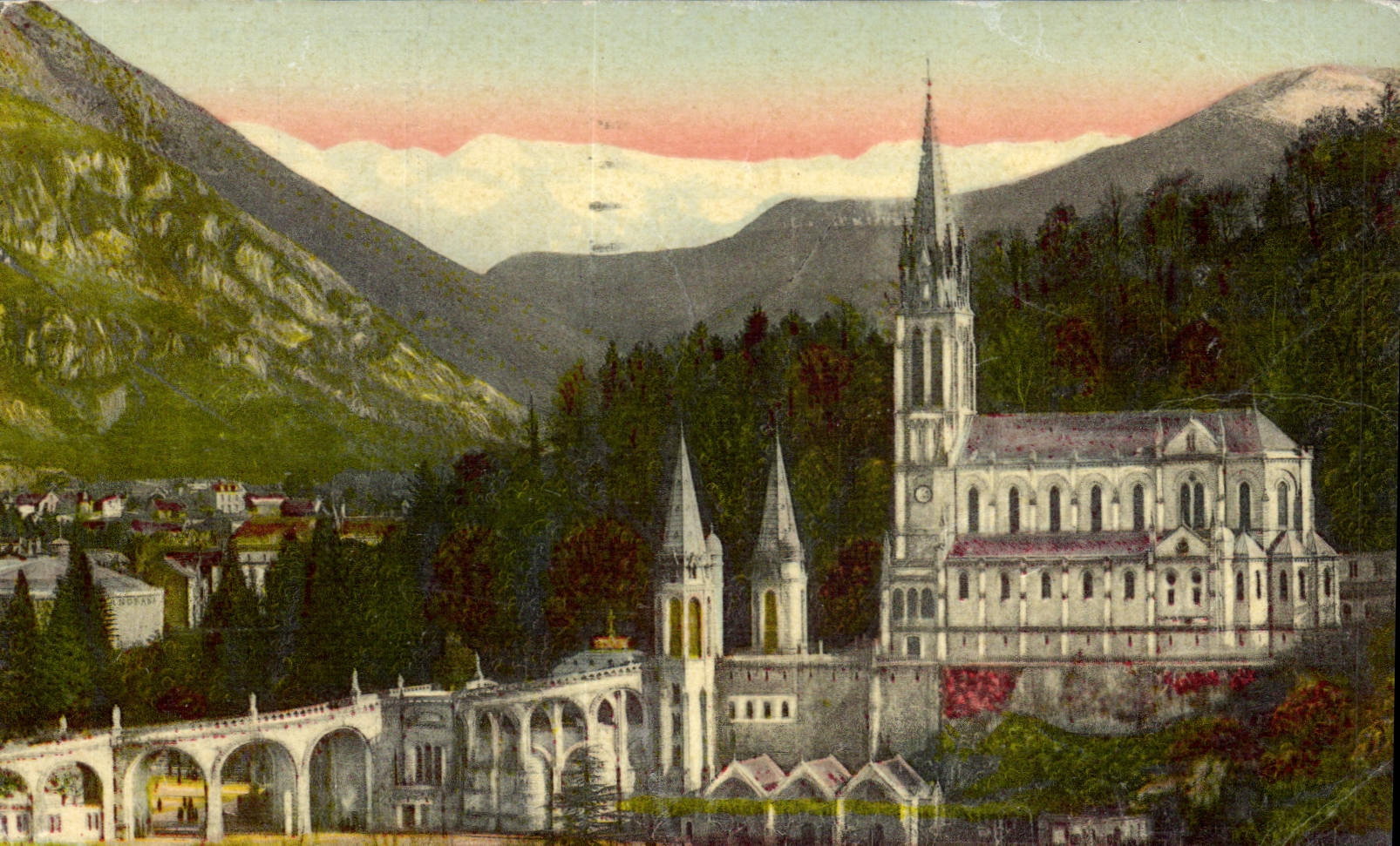 CPA Lourdes La Basilique et les Montagnes