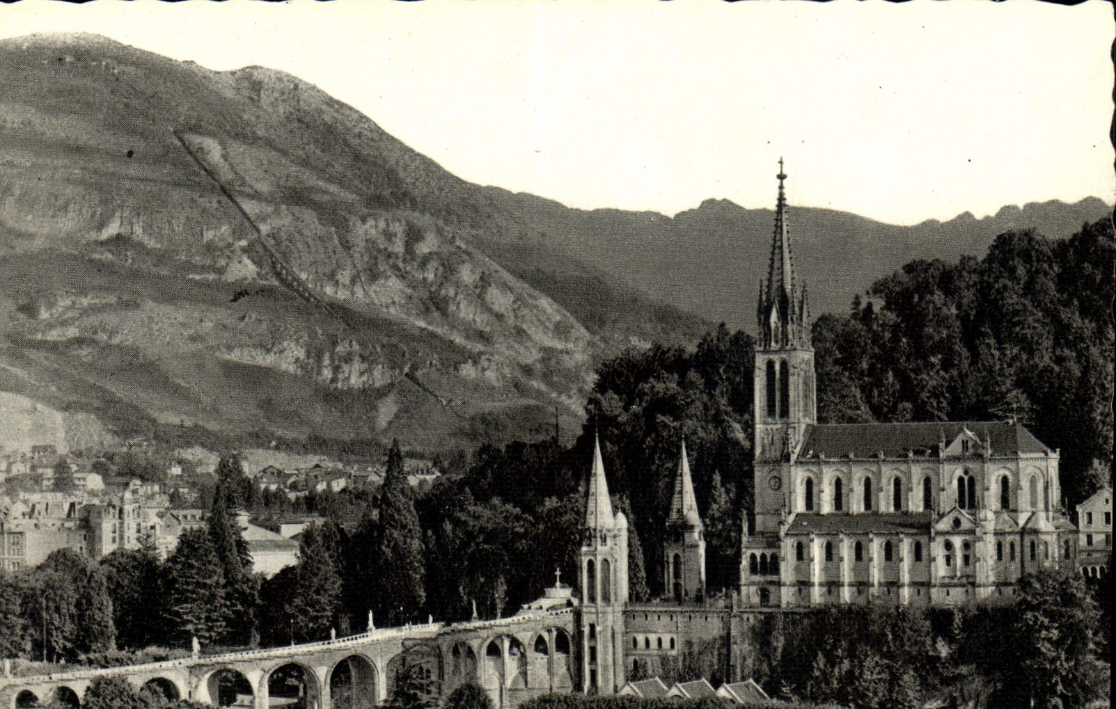 CPA Lourdes La Basilique vue de cote et les Pyrenees 