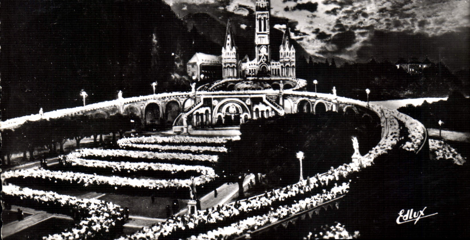 CPA Lourdes La Basilique Illuminees 