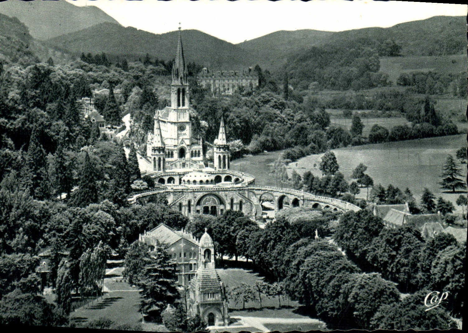 CPA Lourdes La Basilique et le Monument interallie