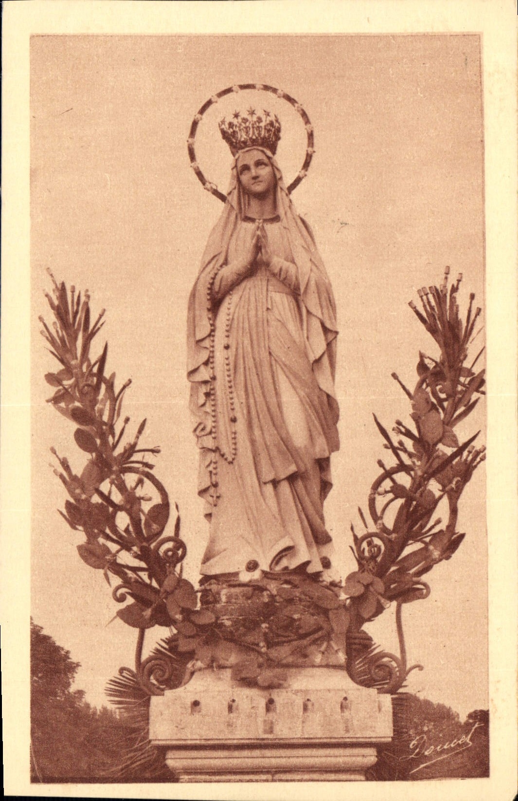 CPA Lourdes La Vierge Couronnee 