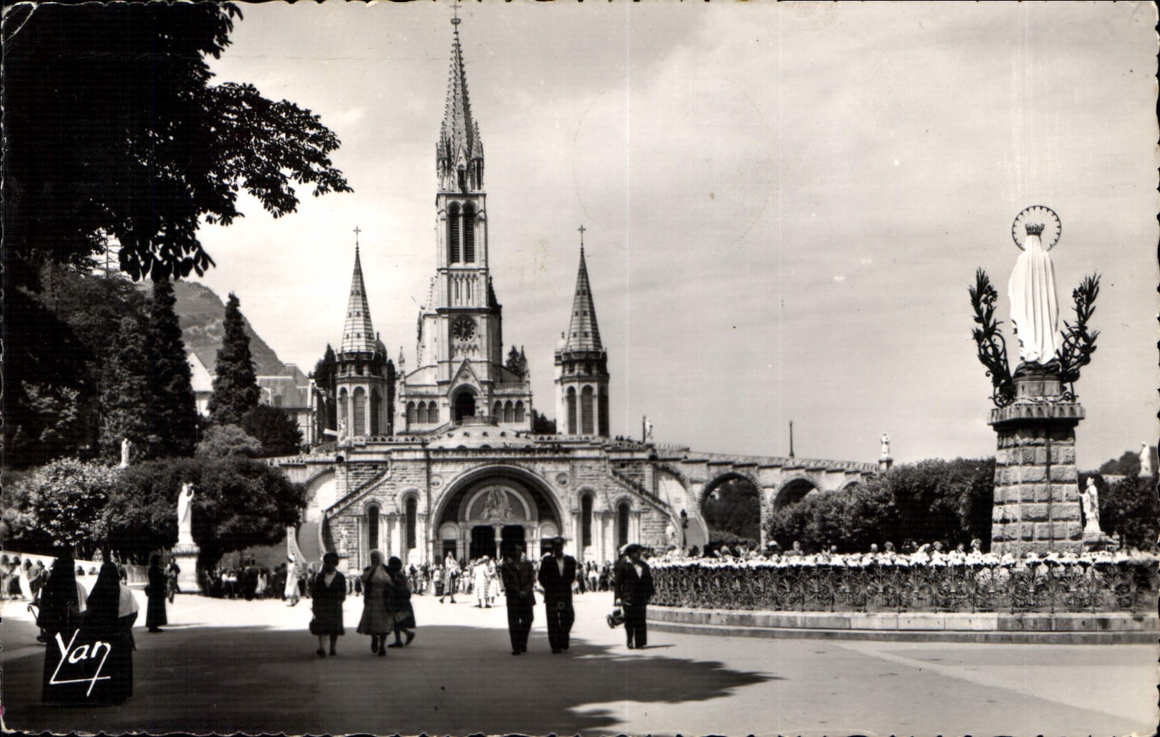 CPA Lourdes La Basilique et la Vierge Couronnee