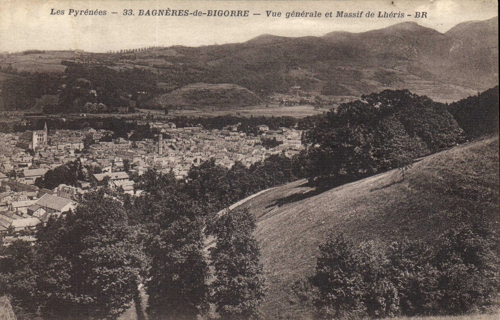 CPA Bagneres de Bigorre Vue generale et Massif de Lheris 