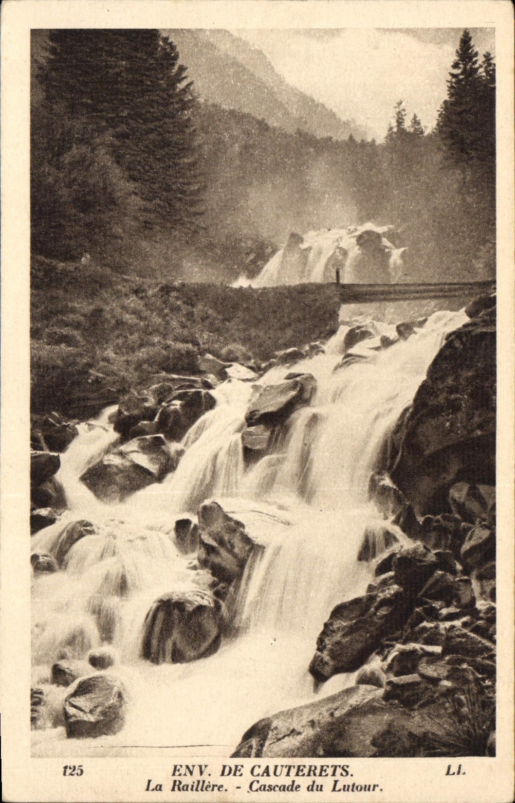 CPA Env de Cauterets La Raillere Cascade du Lutour 