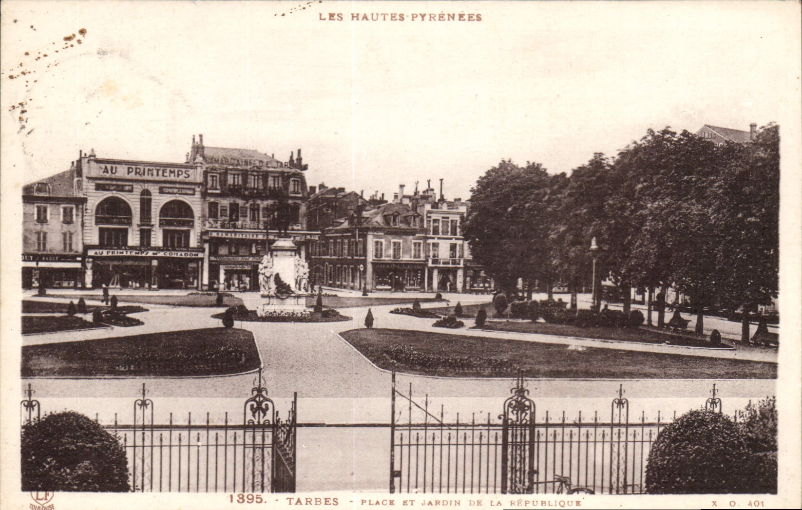 CPA Tarbes Place et Jardin de la Republique 