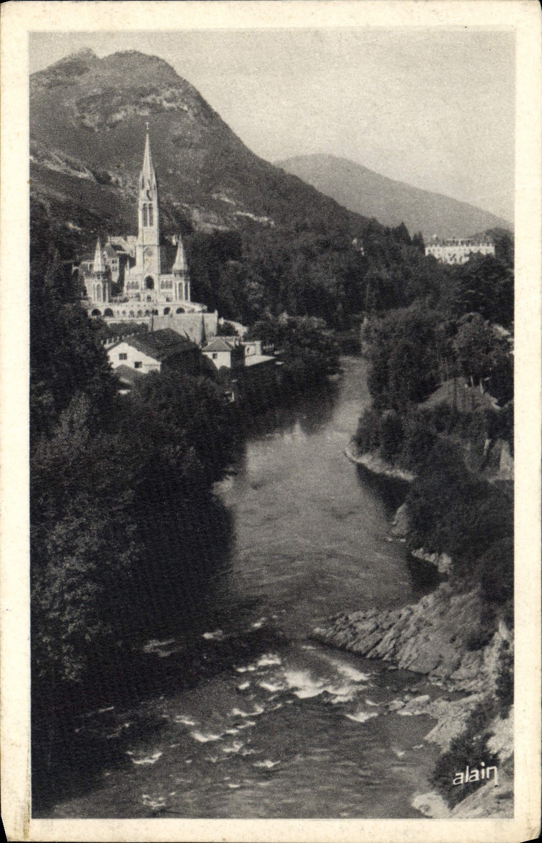 CPA Lourdes La Basilique et le Gave 