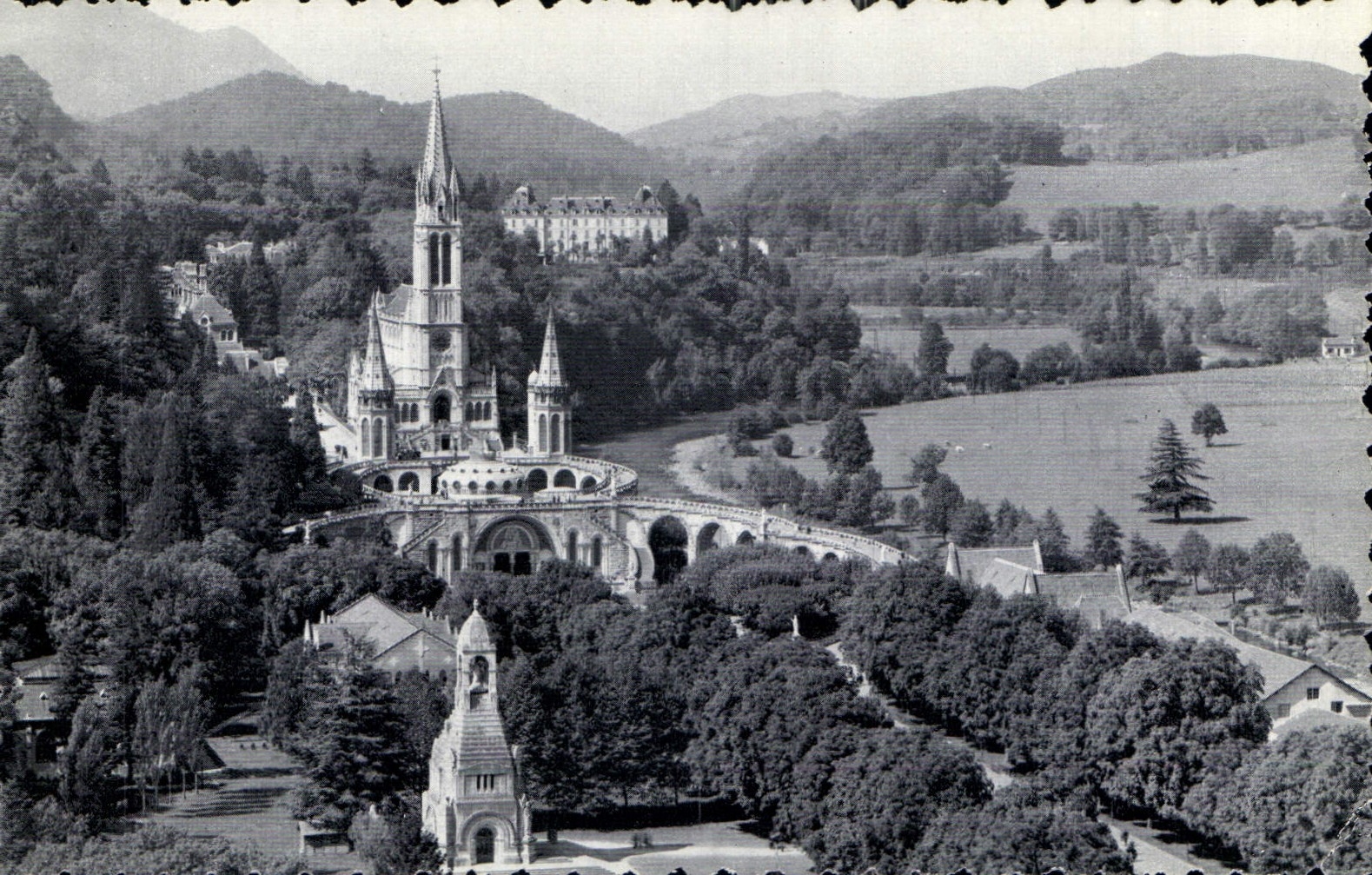 CPA Lourdes Le Monument aux Morts et la Basilique 