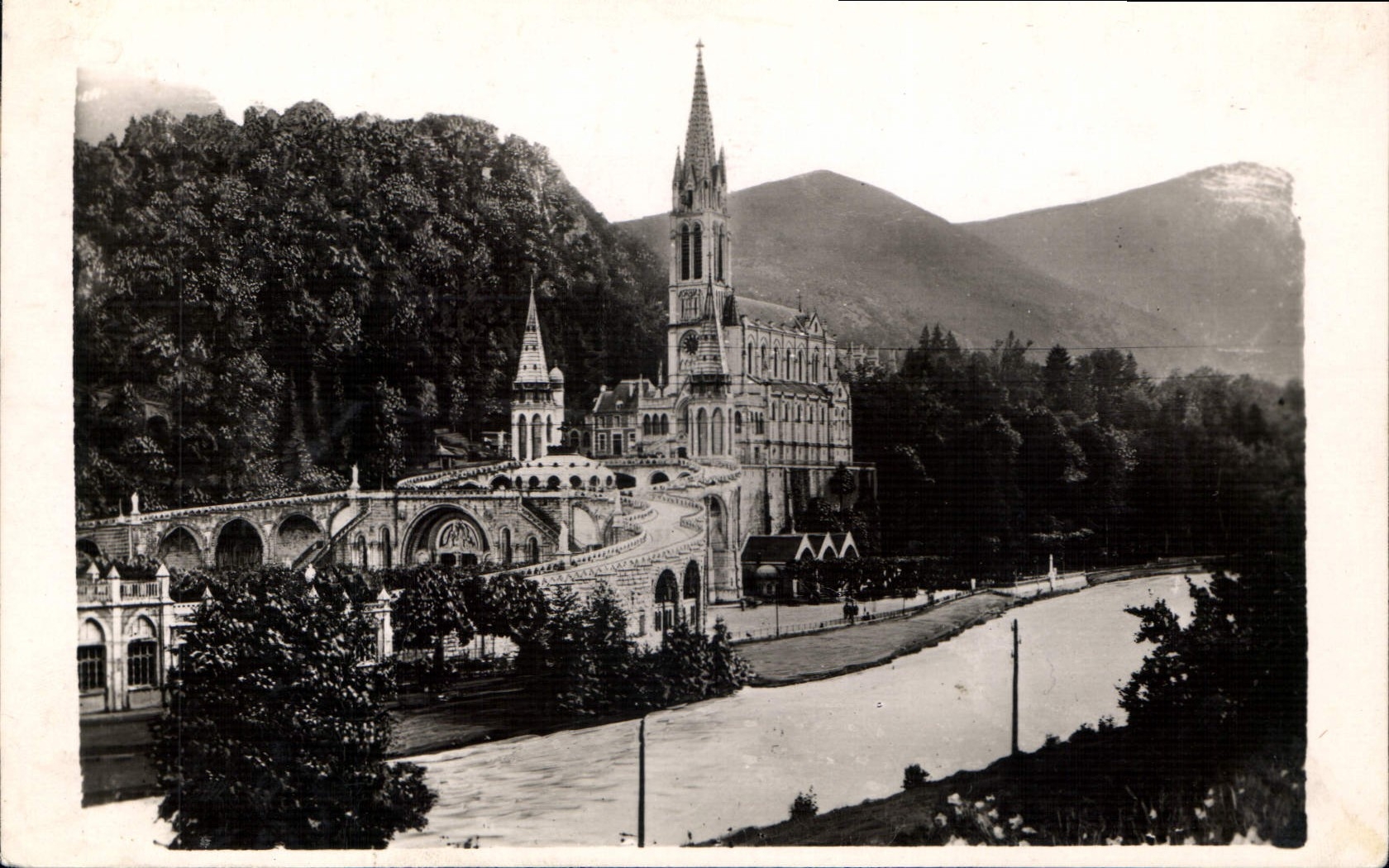 CPA Lourdes La Basilique 