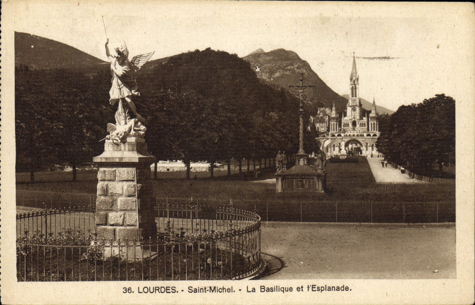 CPA Lourdes Saint Michel La Basilique et l'esplanade