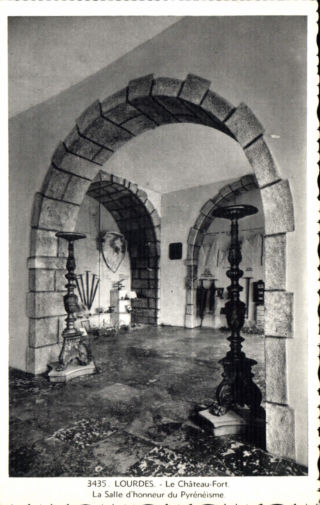 CPA Lourdes Le Chateau Fort La Salle d'honneur du Pyreneisme 