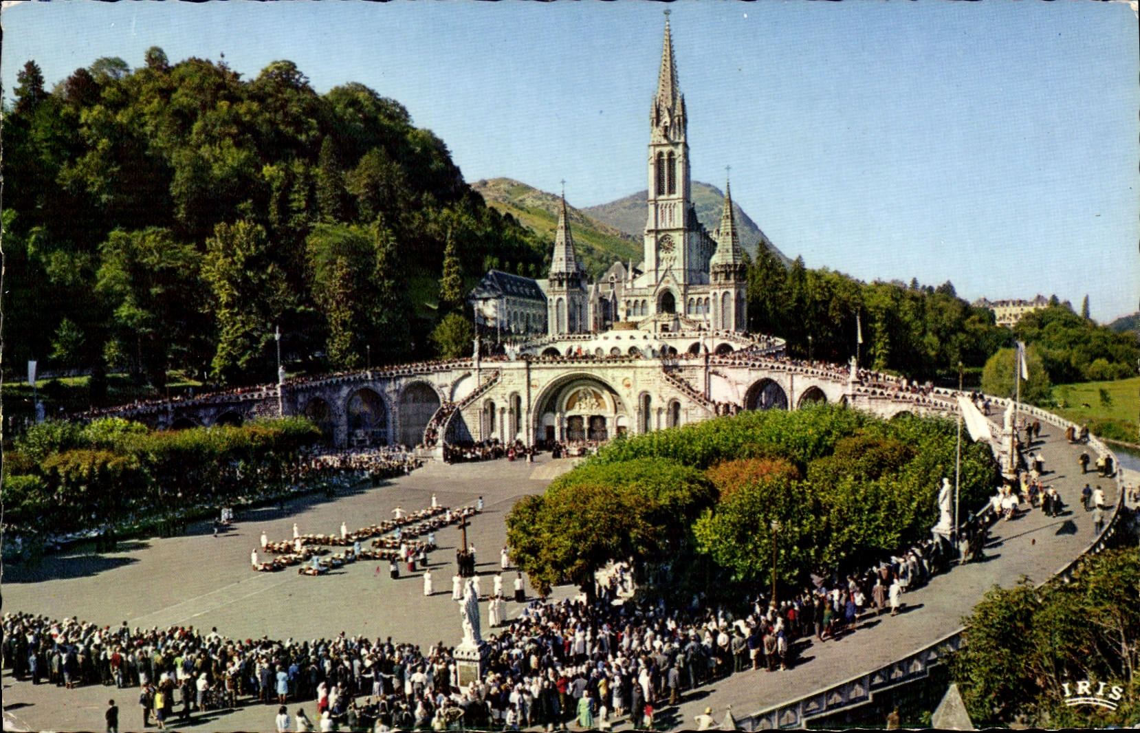 CPA Lourdes Les malades assistant au chemin de Croix 
