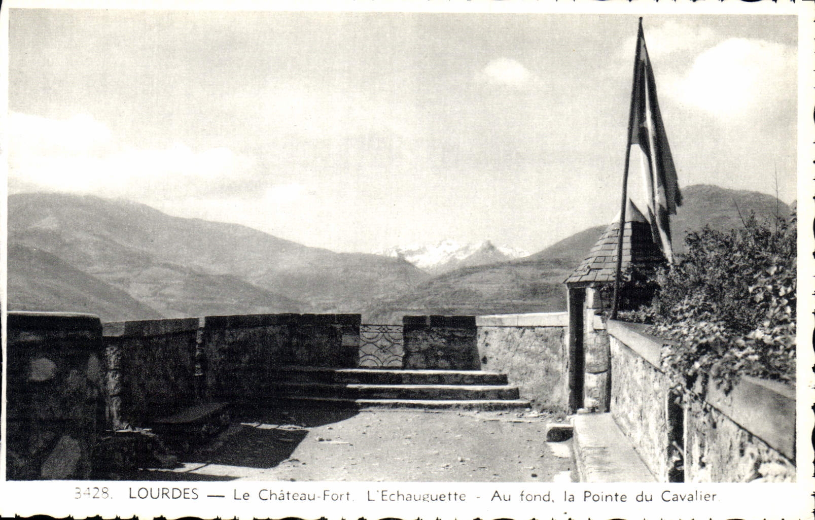 CPA Lourdes Le Chateau Fort L'Echauguette Au fond la Pointe du Cavalier 