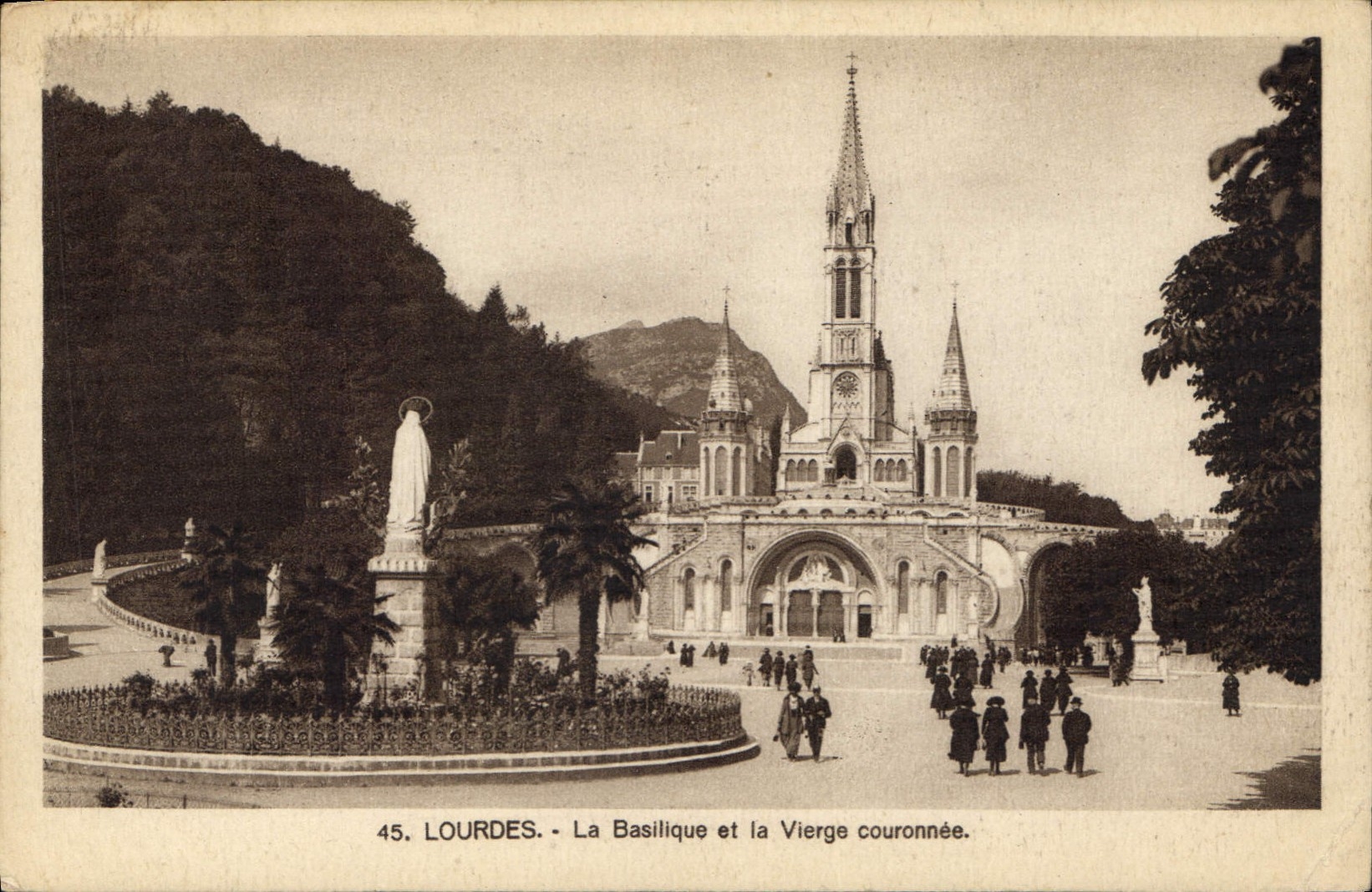 CPA Lourdes La Basilique et la Vierge couronnee 