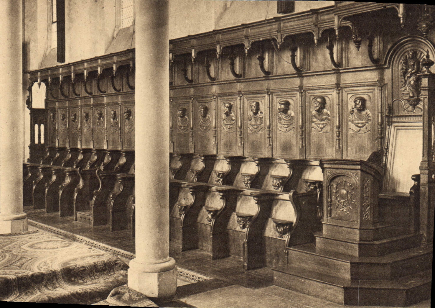 CPA Les stalles du choeur de l'Abbaye St Pierre de Solesmes 