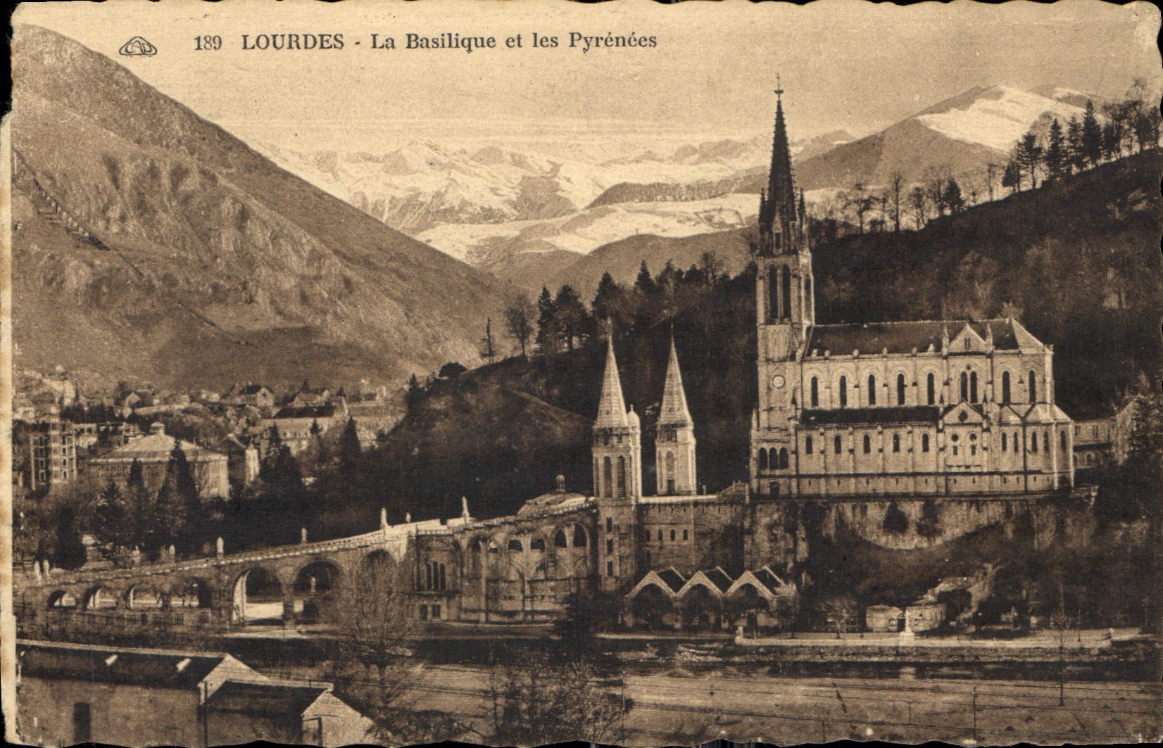 CPA Lourdes La Basilique et les Pyrenees 