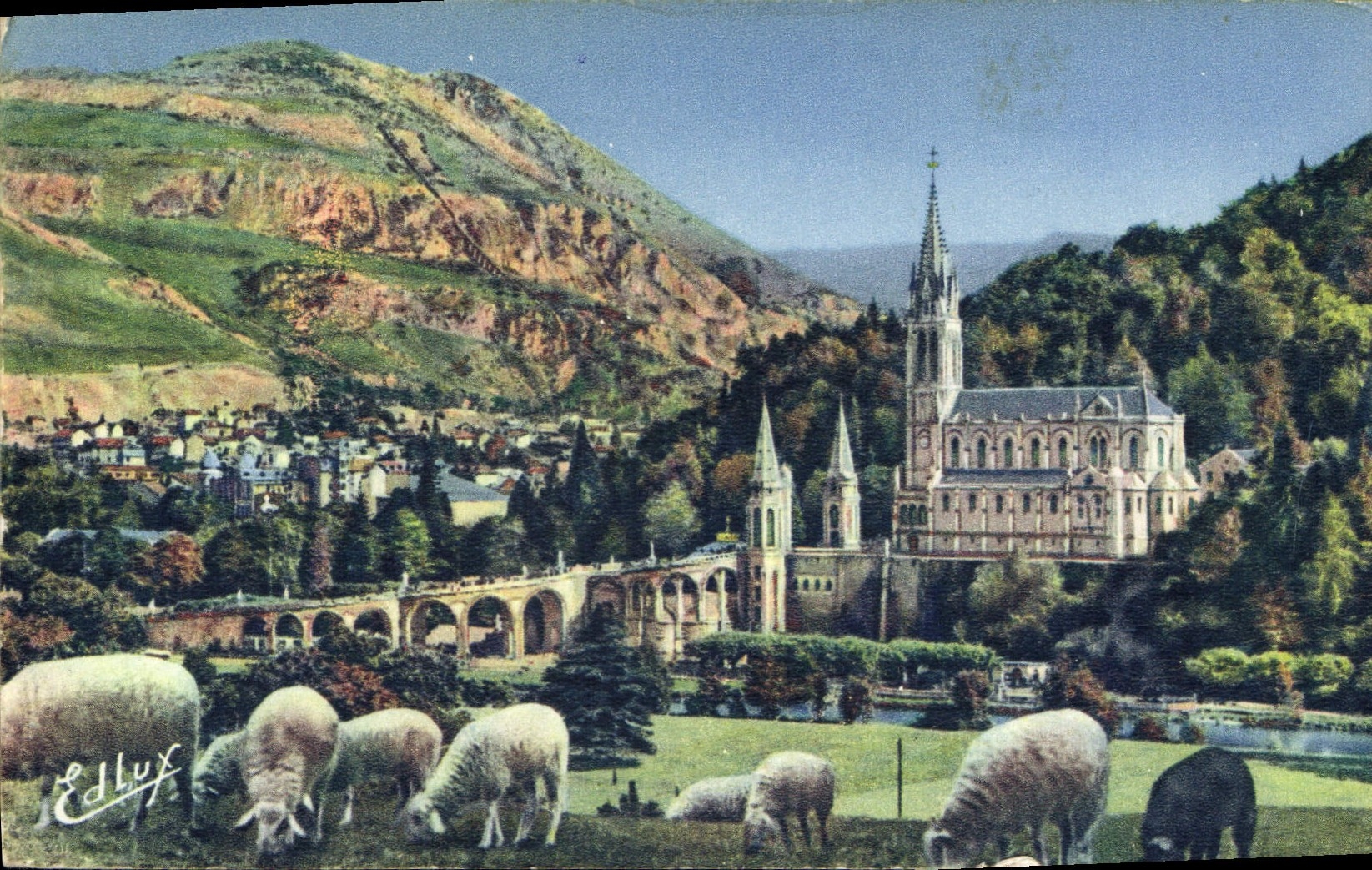 CPA Lourdes La Basilique et le Pic du Jer 