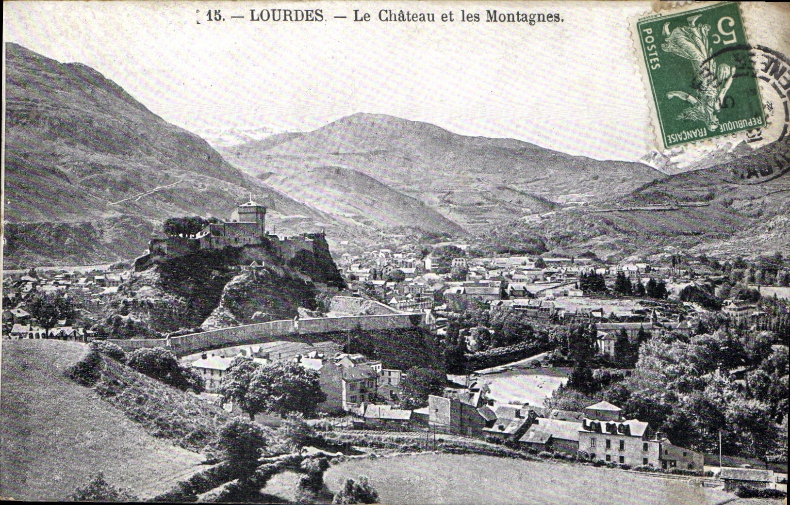 CPA Lourdes Le Chateau et les Montagnes