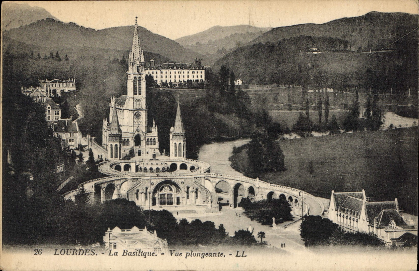 CPA Lourdes La Basilique Vue plongeante