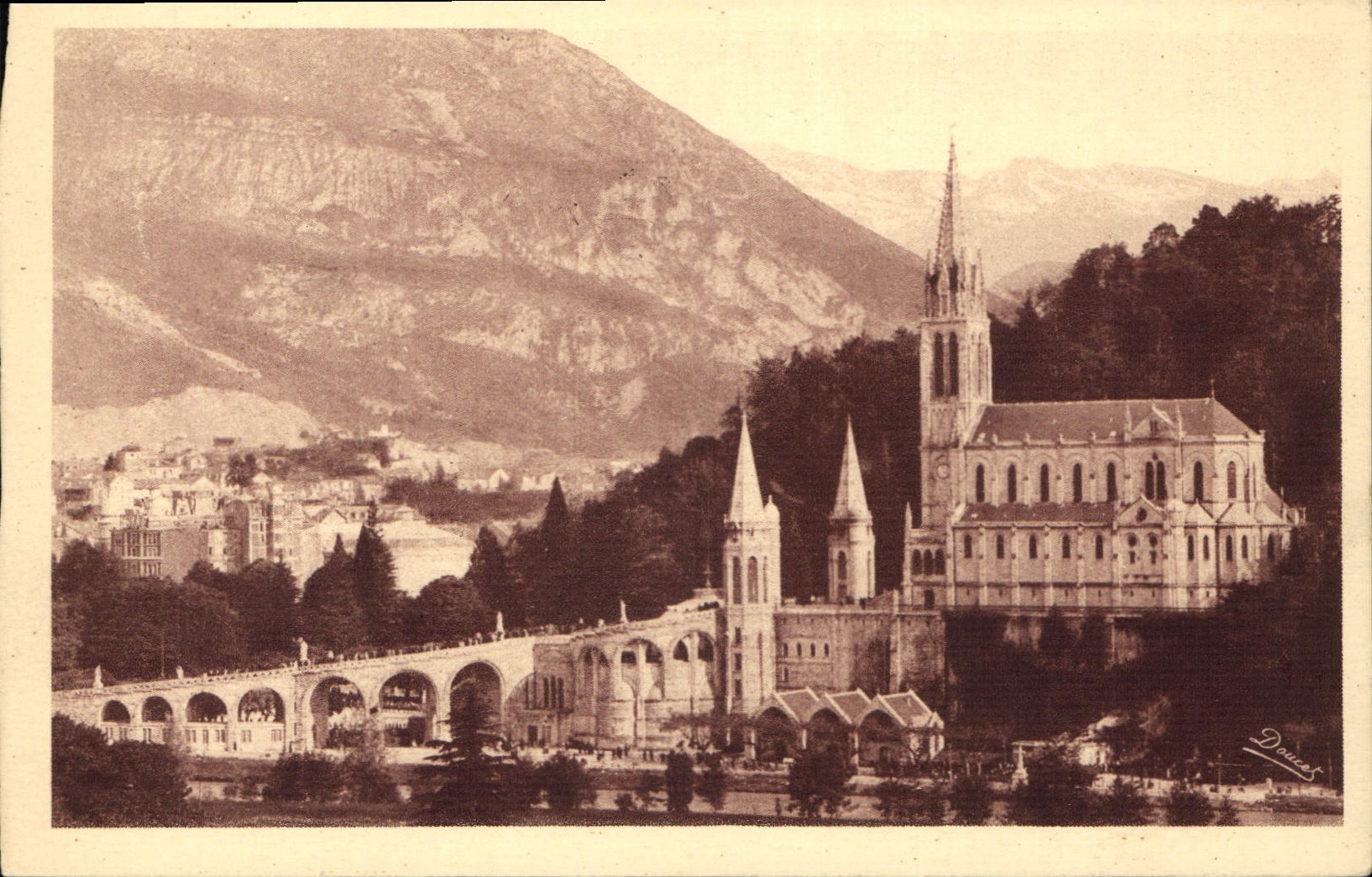 CPA Lourdes La Basilique et le Pic du Jer 