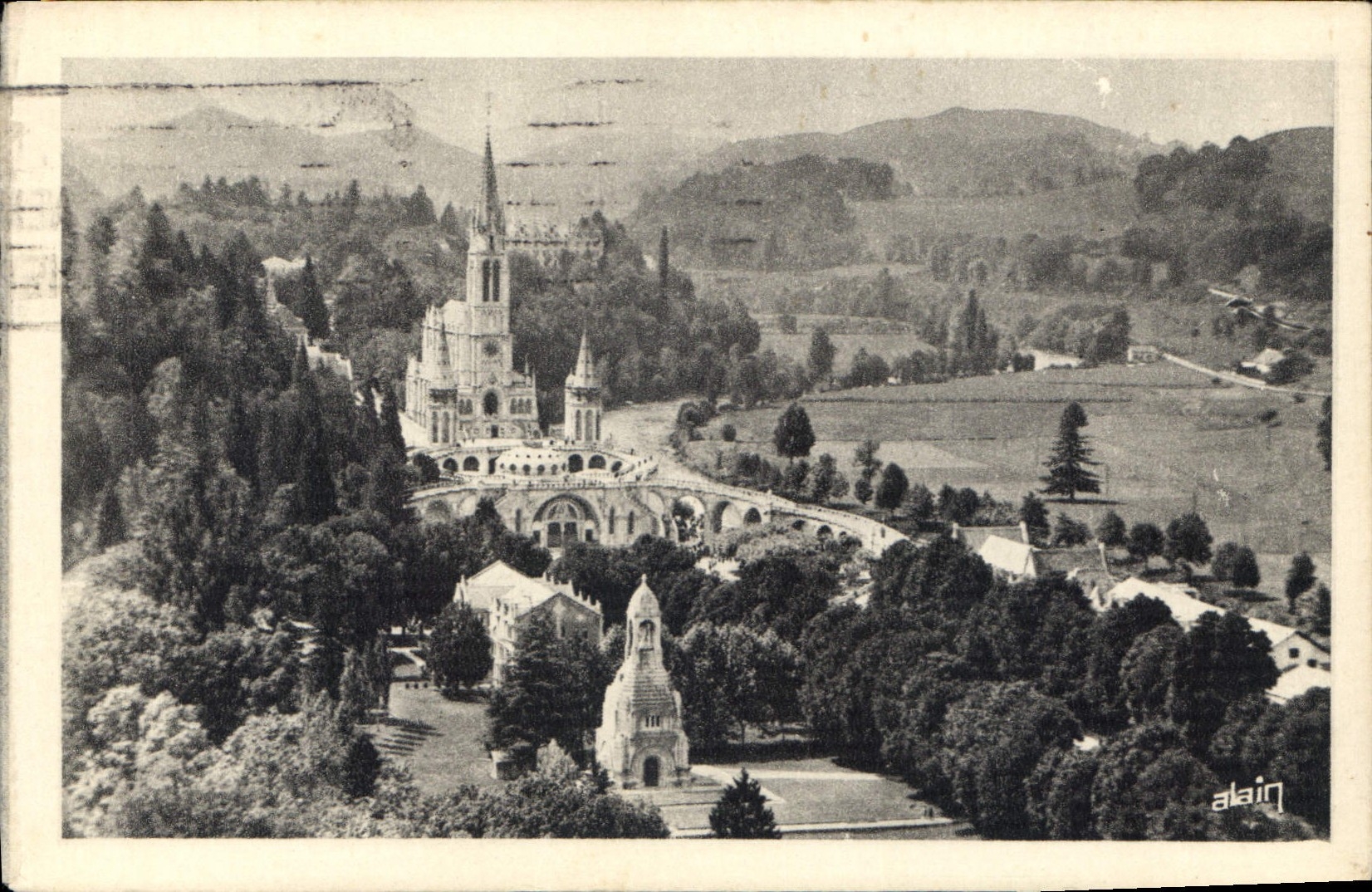 CPA Lourdes La Basilique et le Monument 