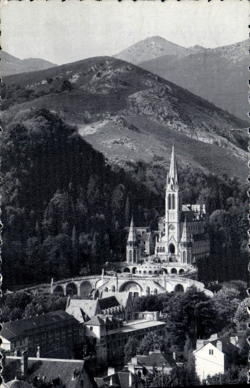 CPA Lourdes La Basilique et la Montagne du Calvaire 