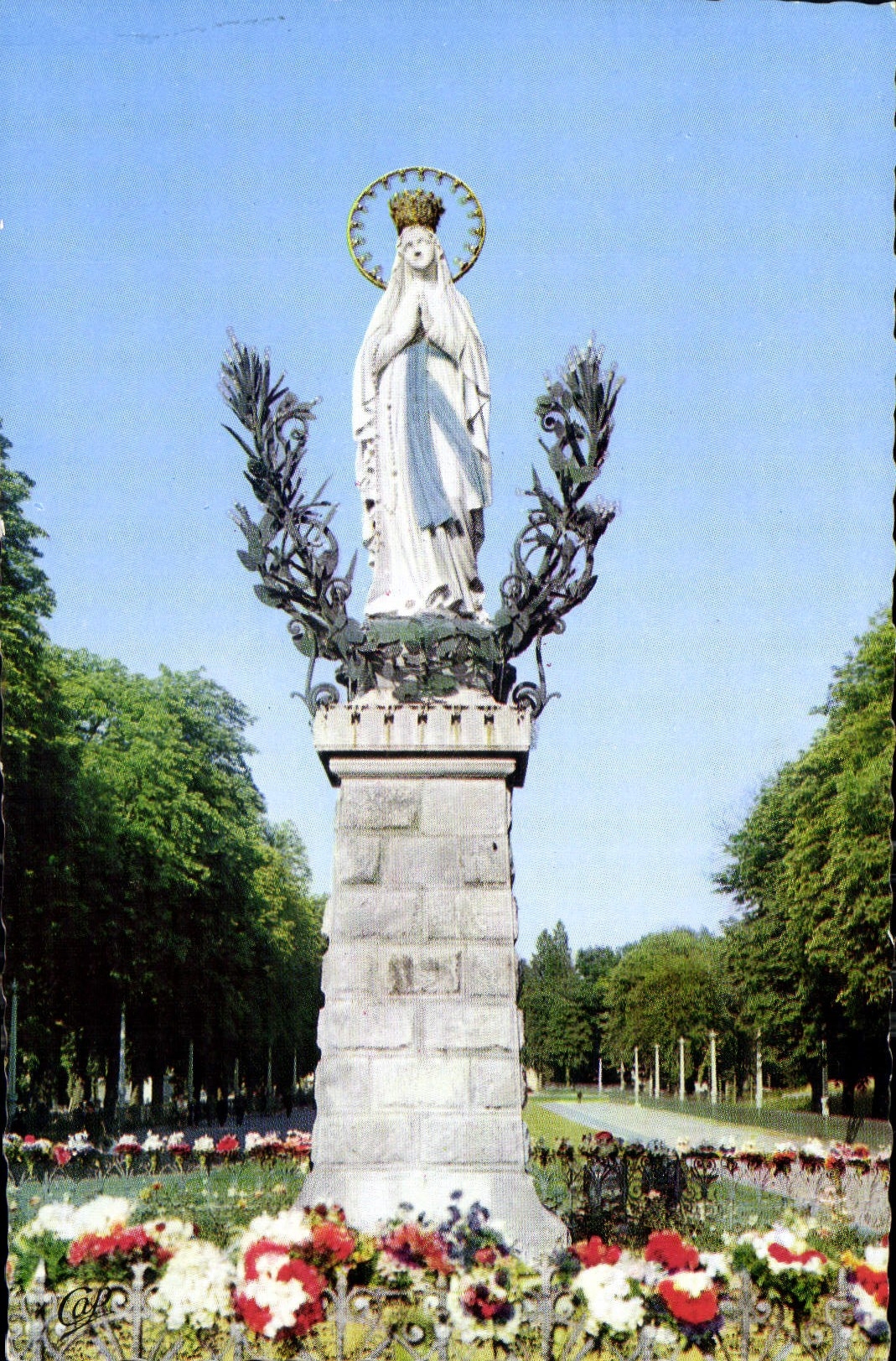 CPA Lourdes La Vierge couronnee 