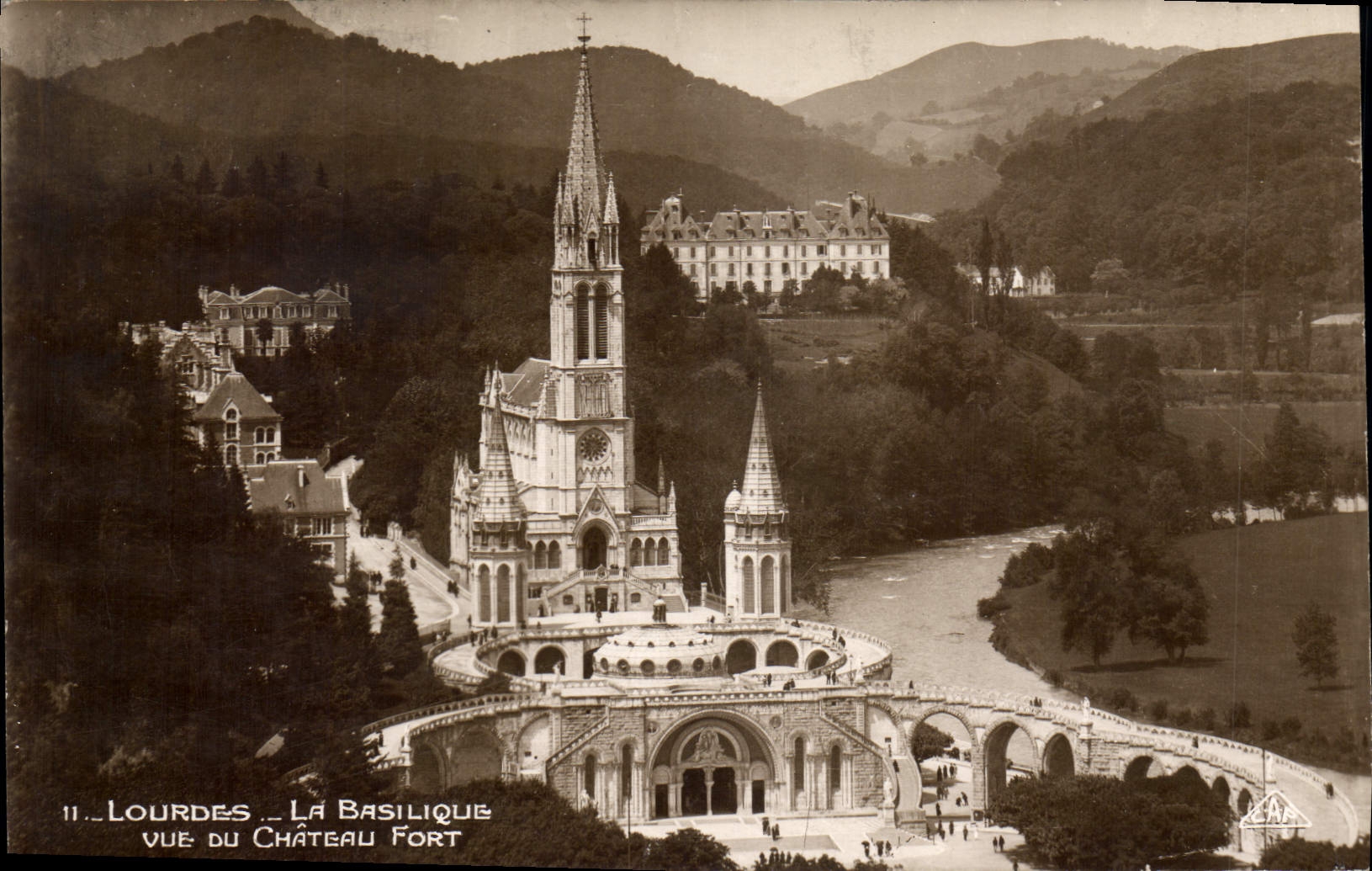CPA Lourdes La Basilique vue du Chateau Fort 