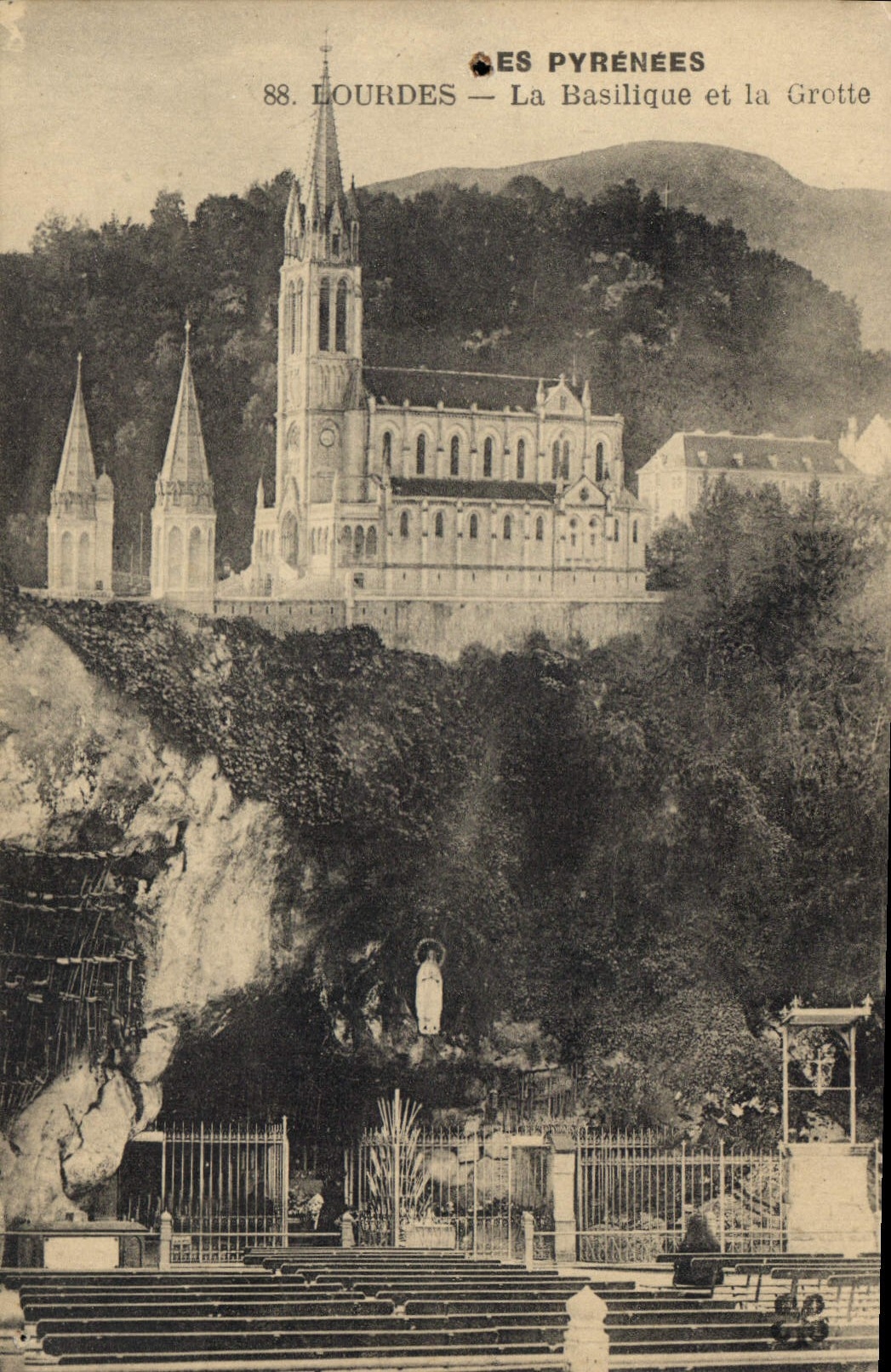 CPA Lourdes La Basilique et la Grotte 