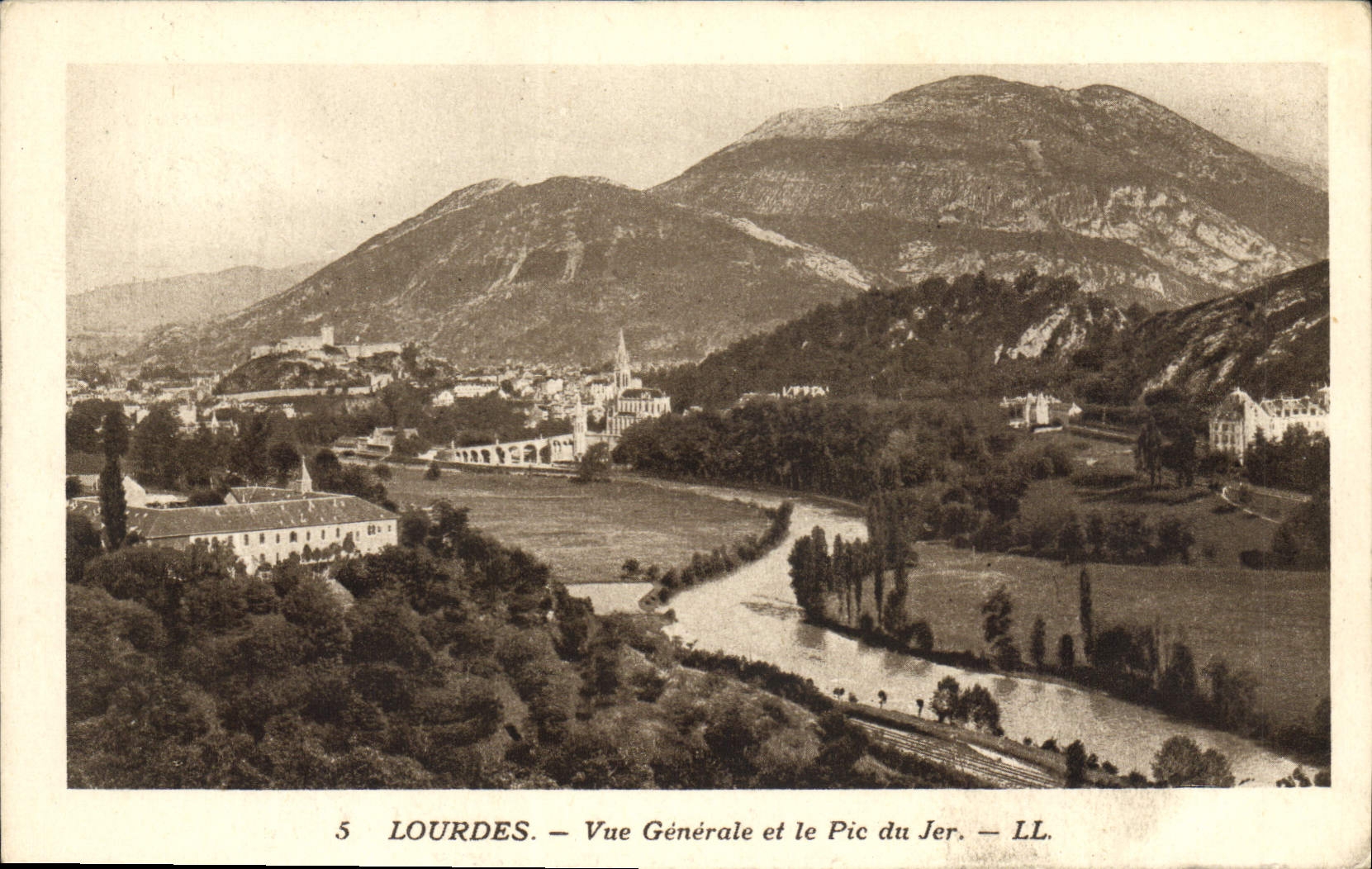 CPA Lourdes Vue Generale et le Pic du Jer 